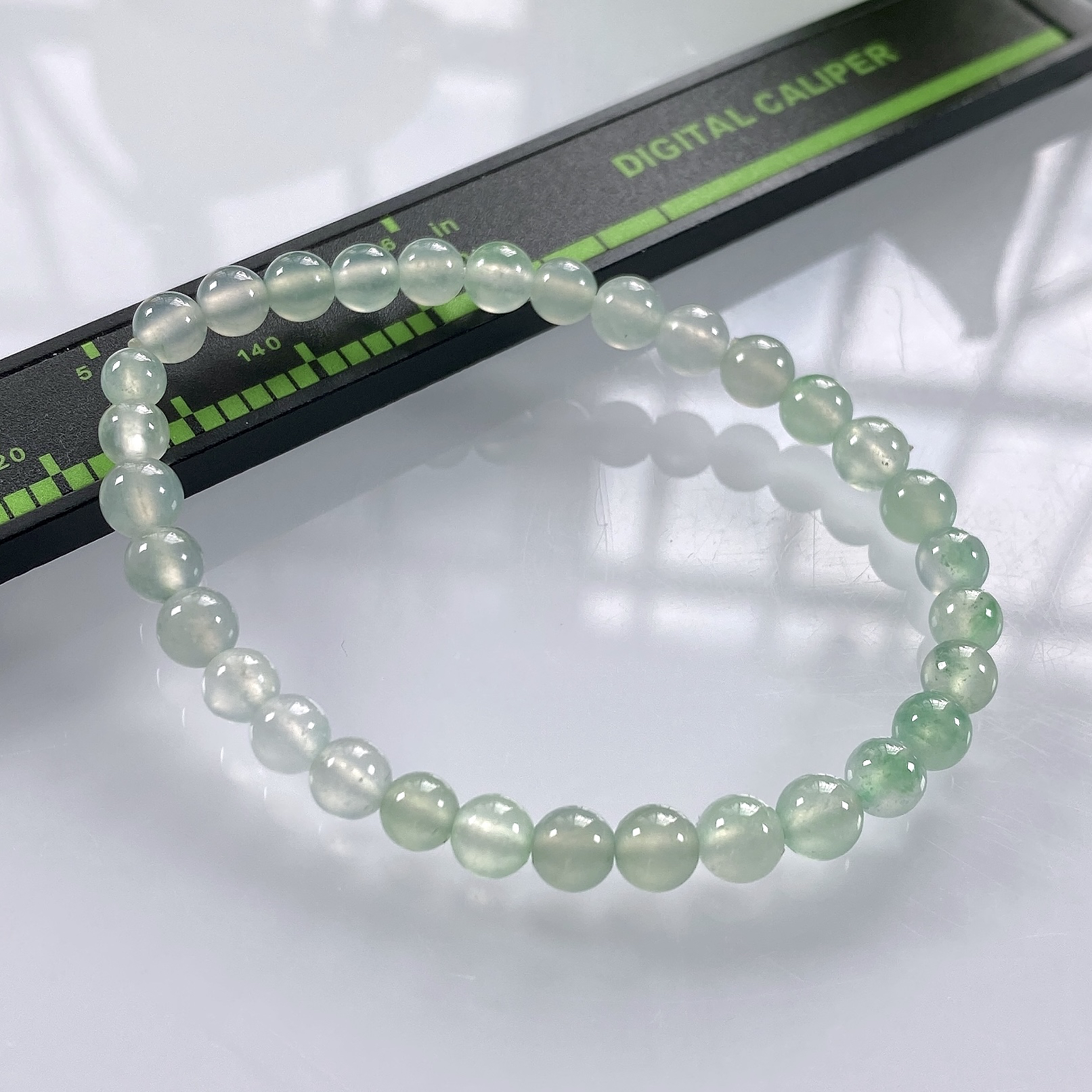 缅甸天然翡翠A货，卡5.2高冰种起光起胶圆珠手串手链，尺寸：5.2mm/32颗，重量：7.63g