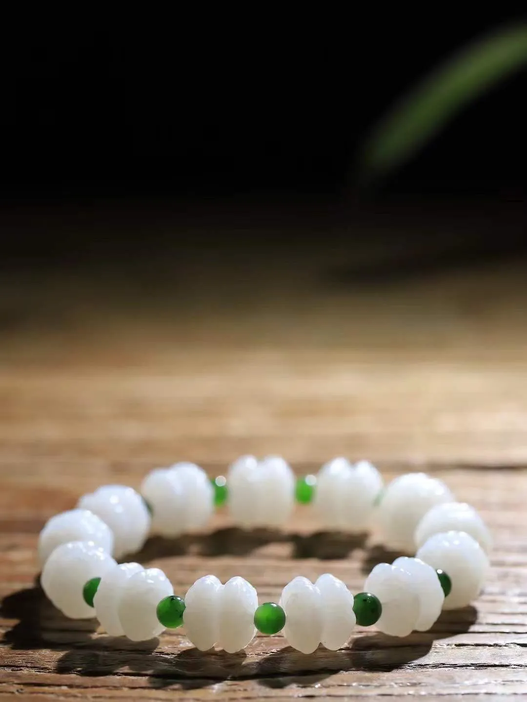 【莲花.手串】

精品和田玉白玉莲花手串，器形优雅，小巧精致，翠色浓郁，玉质细腻油润、手感上佳，颗颗精雕莲花，将荷花出淤泥而不染，濯清涟而不妖的气韵，刻画的淋漓尽致。尺寸取一11.5-12.8-12.2mm，重43.6克 FDA-361101220