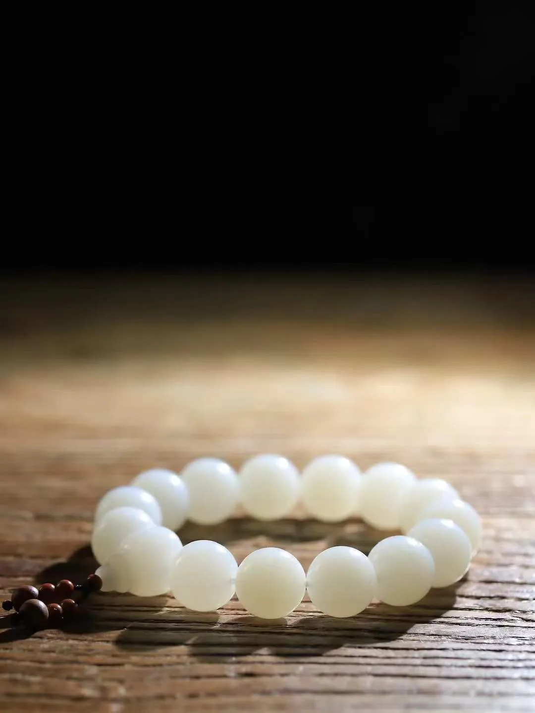 【珠圆玉润.手串】

精品️和田玉白玉珠圆玉润手串 玉质温润细腻  整串打磨圆润，佩戴舒适。珠珠落玉盘，间关莺语花底滑，一生美好时光，无论身在何处，都有它相伴相守。事事顺遂，幸福美满，吉祥如意。重78.7克 尺寸取一15mm  FDA-221101133