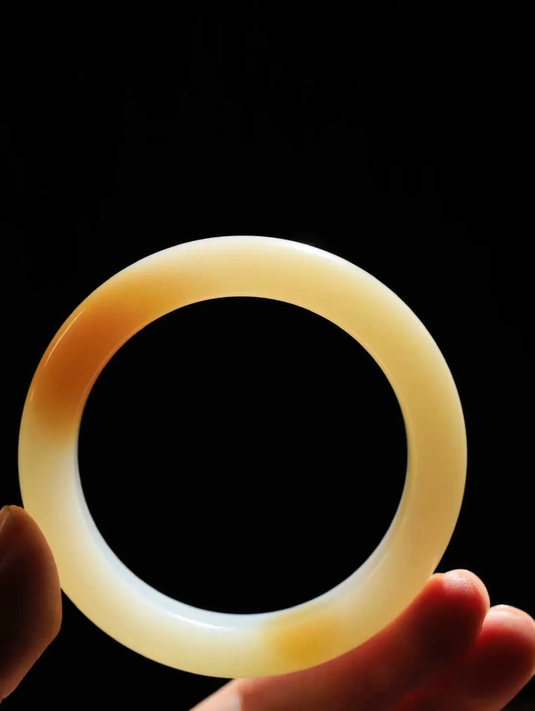 一套 【腕间柔情.套镯】   

收藏级️和田玉糖白玉手镯套装 玉质温润细腻 油性十足 古朴秀雅 轻抚岁月的栏杆软香温玉，腕间玉镯轻轻晃动，令人情动心间，撷一缕月末的芬芳，把心思铺陈，时光静美，惟有你最温柔。共重157.2克  手镯尺寸54-12.9-9.4mm 镯芯尺寸52.7-15.2mm  10110500L