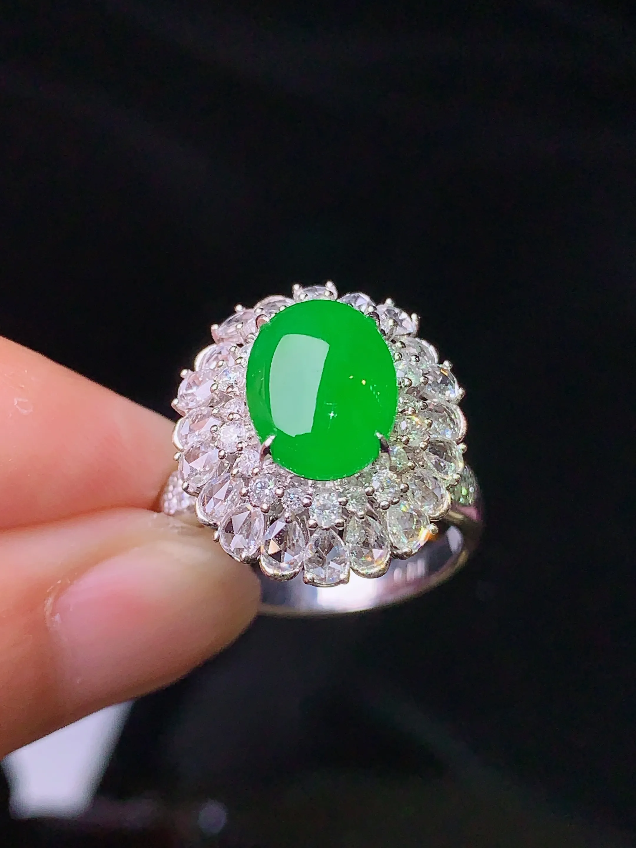 18k金钻镶嵌满绿蛋面戒指 玉质细腻 色泽清新艳丽 圈口14 整体尺寸18.2*16*12.2