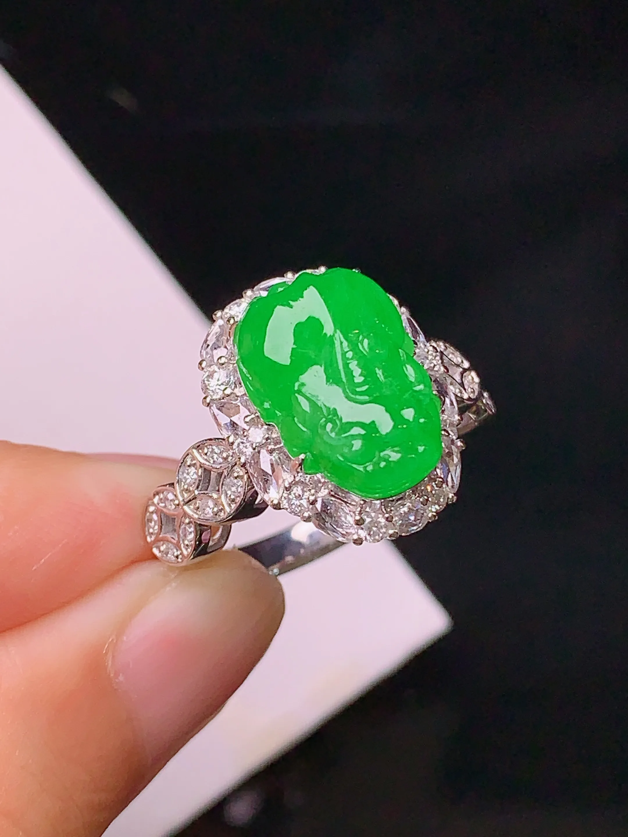 18k金钻镶嵌满绿貔貅戒指 玉质细腻 色泽清新艳丽 圈口14 整体尺寸16.7*13.2*9.5