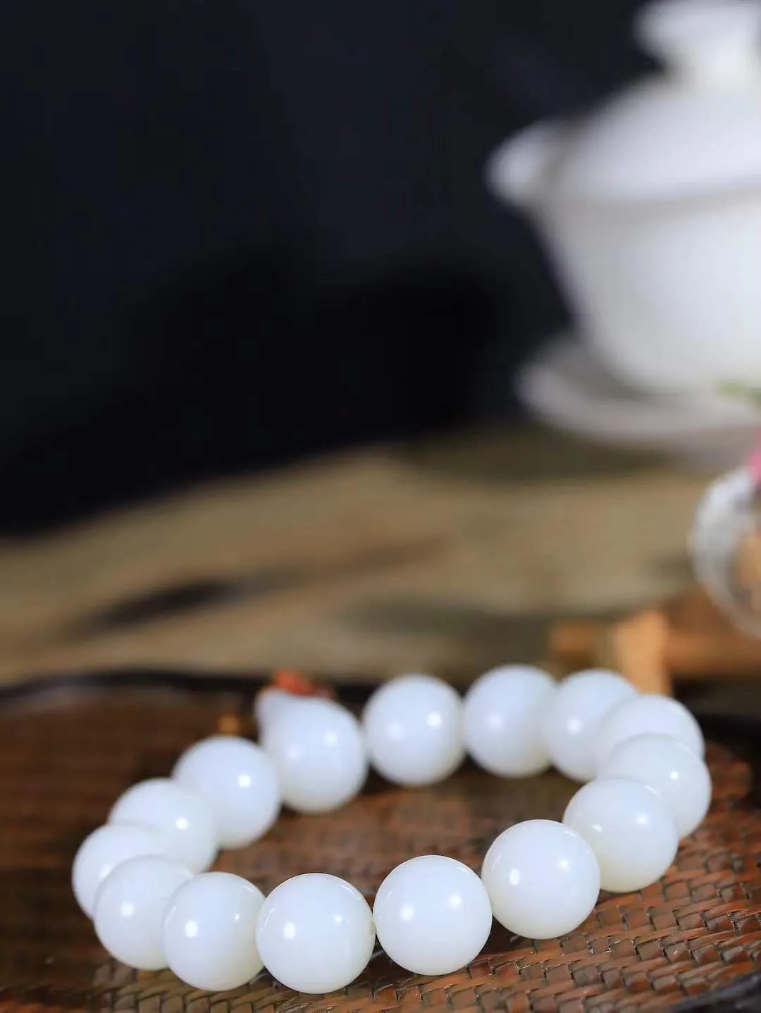 【珠圆玉润.手串】

精品️和田玉白玉珠圆玉润手串 玉质温润细腻  整串打磨圆润，佩戴舒适。珠珠落玉盘，间关莺语花底滑，一生美好时光，无论身在何处，都有它相伴相守。事事顺遂，幸福美满，吉祥如意。重78.7克 尺寸取一15mm  FDA-221101133