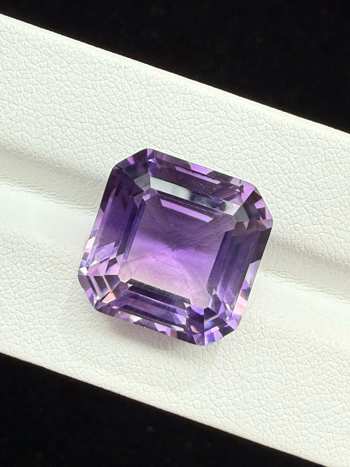 15.455ct天然紫水晶裸石，尺寸15*14.9*9.7mm，颜色美艳 ，晶体通透，火彩足
