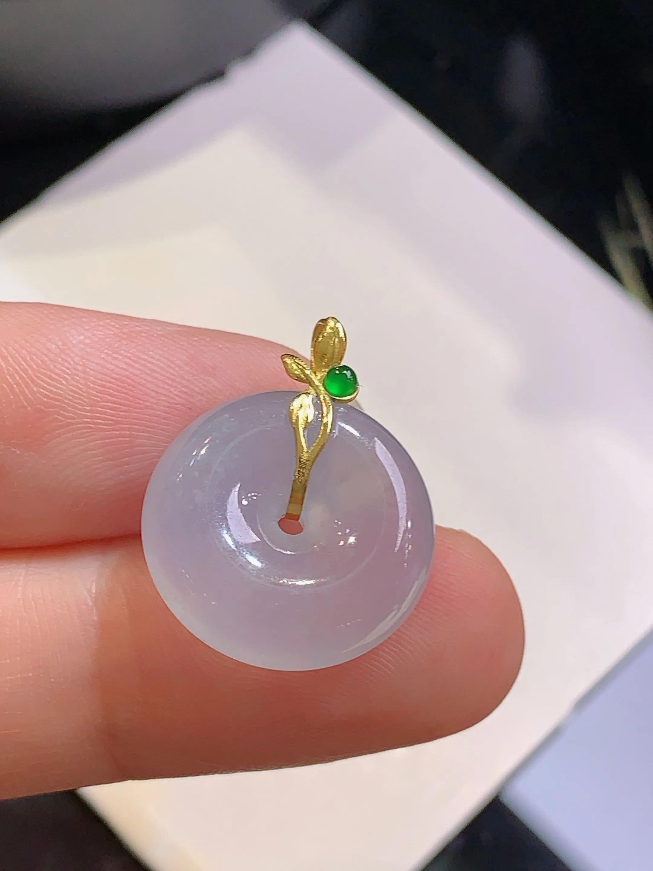 18k金镶嵌冰种平安扣吊坠 玉质细腻 色泽清新艳丽 整体尺寸20.5*16.2*5.6