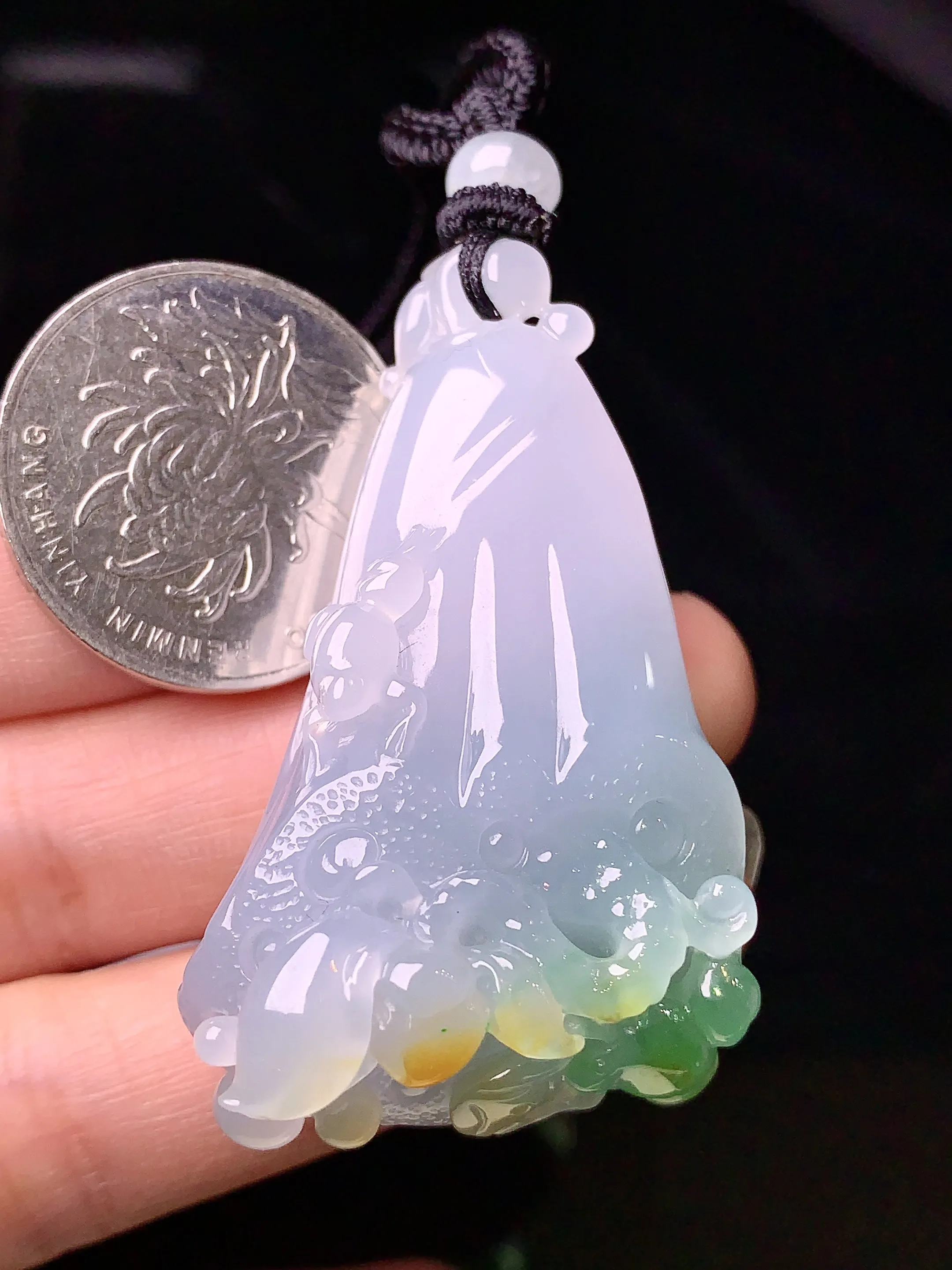 飘黄绿白菜吊坠 玉质细腻 色泽清新艳丽 整体尺寸50.5*30.2*17.6