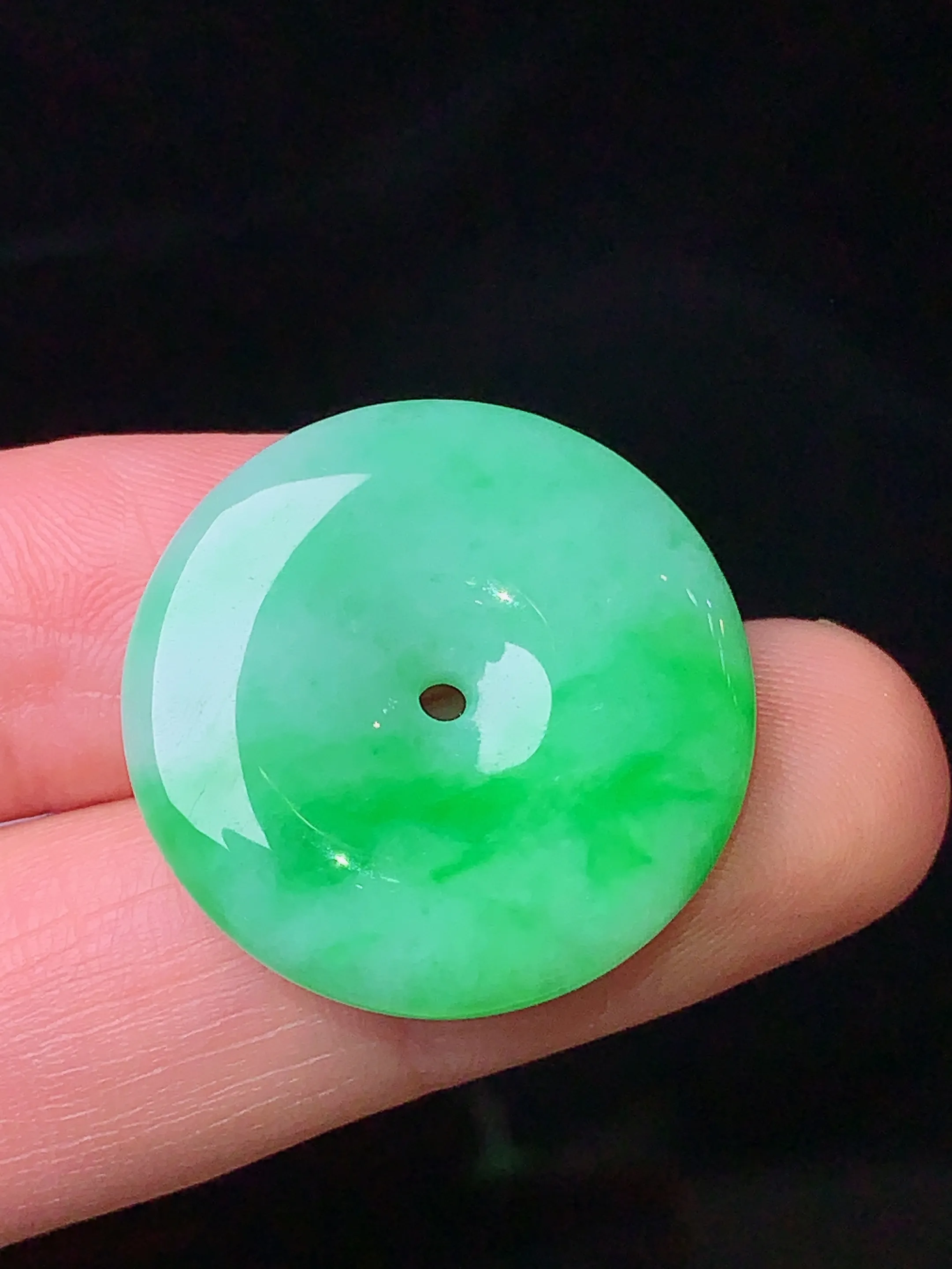 翠绿平安扣吊坠 玉质细腻 色泽清新艳丽 整体尺寸23.5*5