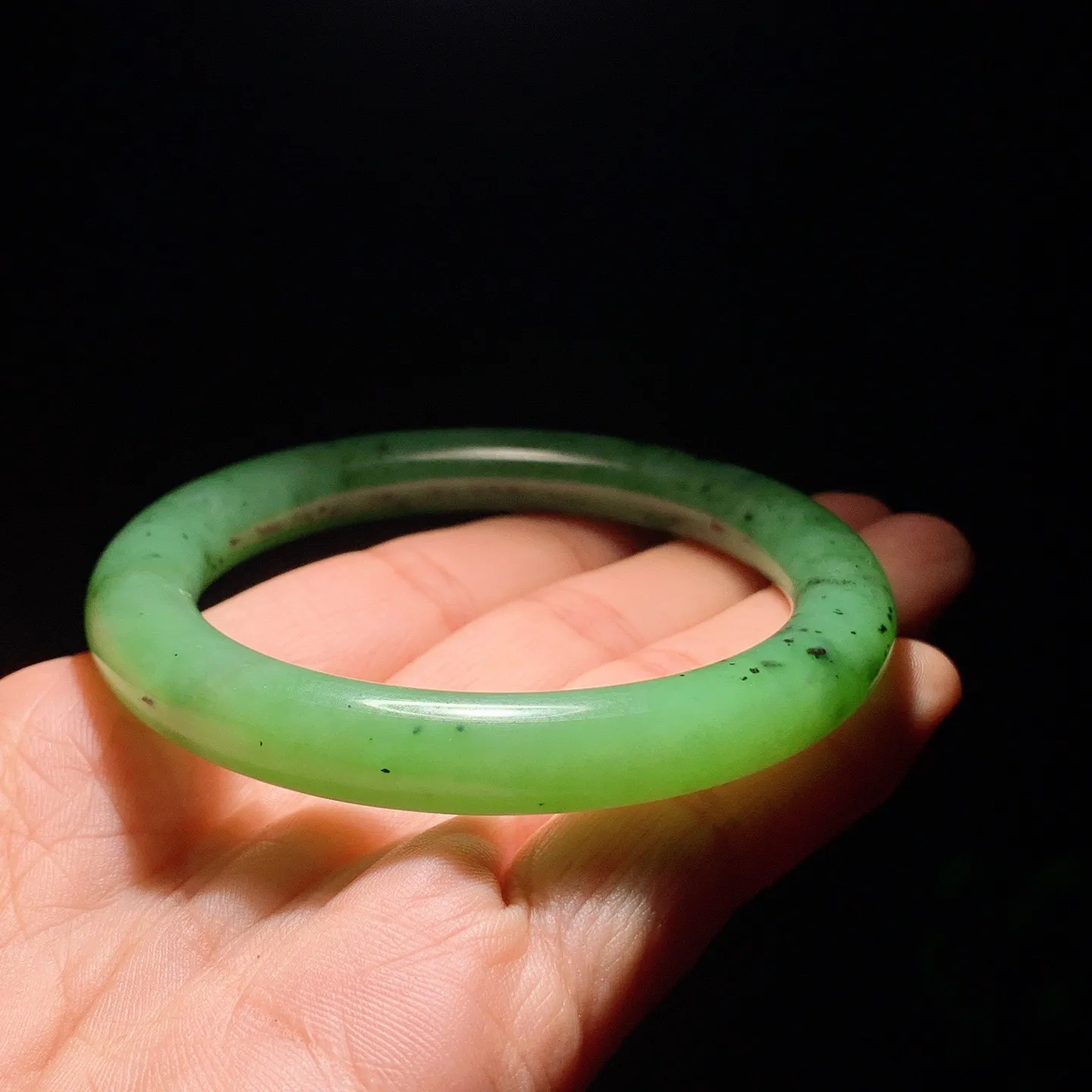 57圈口。和田玉阳绿俄罗斯碧玉圆条手镯。圈口57条宽10厚10重46克。玉质细腻油润。手推出油。佩戴高端典雅。lt251111