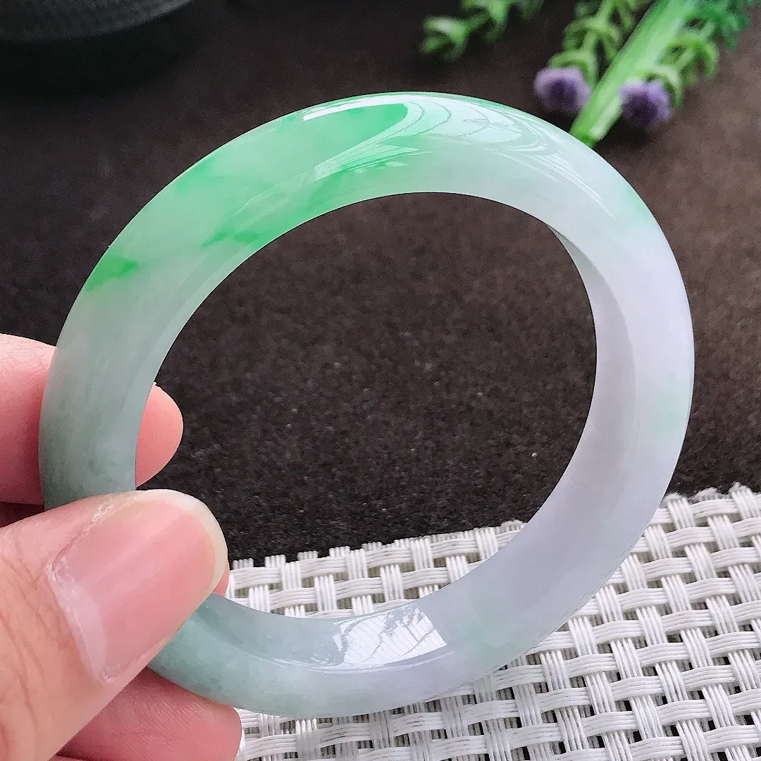 天然a货翡翠53/10.9/8.3老坑冰胶水灵飘阳绿手镯宽边翡翠玉手镯