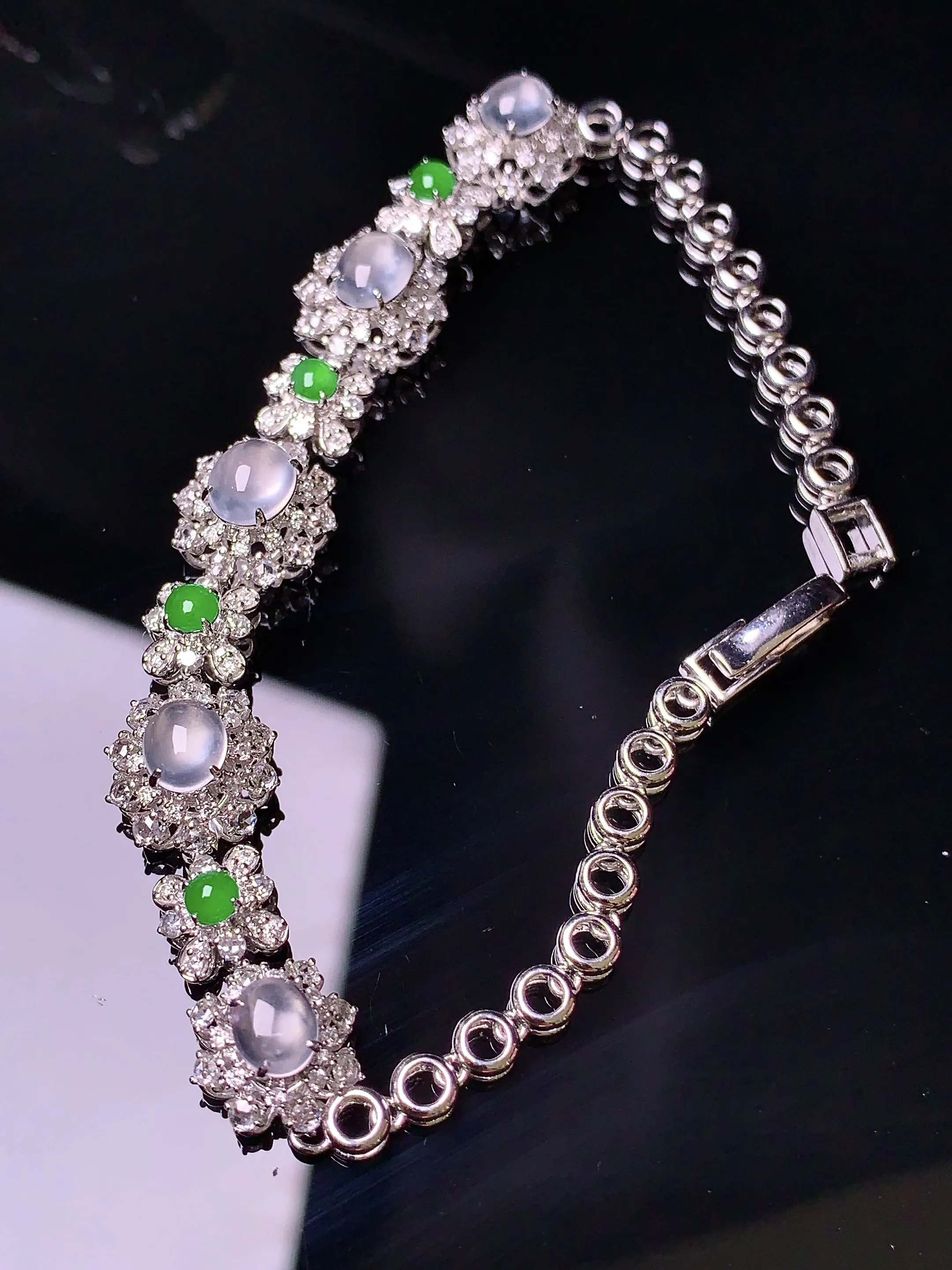 18k金钻镶嵌玻璃种蛋面手链 玉质细腻 色泽清新艳丽 整体尺寸77*9.8*8