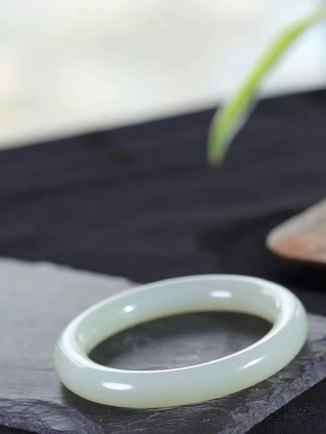 【晴水相伴.镯】

精品️和田玉晴水圆条手镯，以其淡雅的晴水色调，成为腕间的一抹亮色。玉质细腻，触