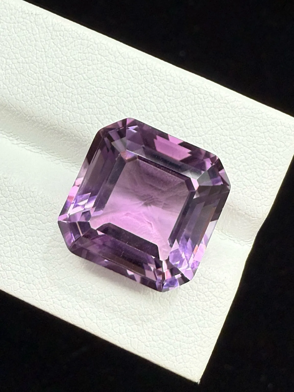 16.01ct天然紫水晶裸石，尺寸15*14.8*10.1mm，颜色美艳 ，晶体通透，火彩足