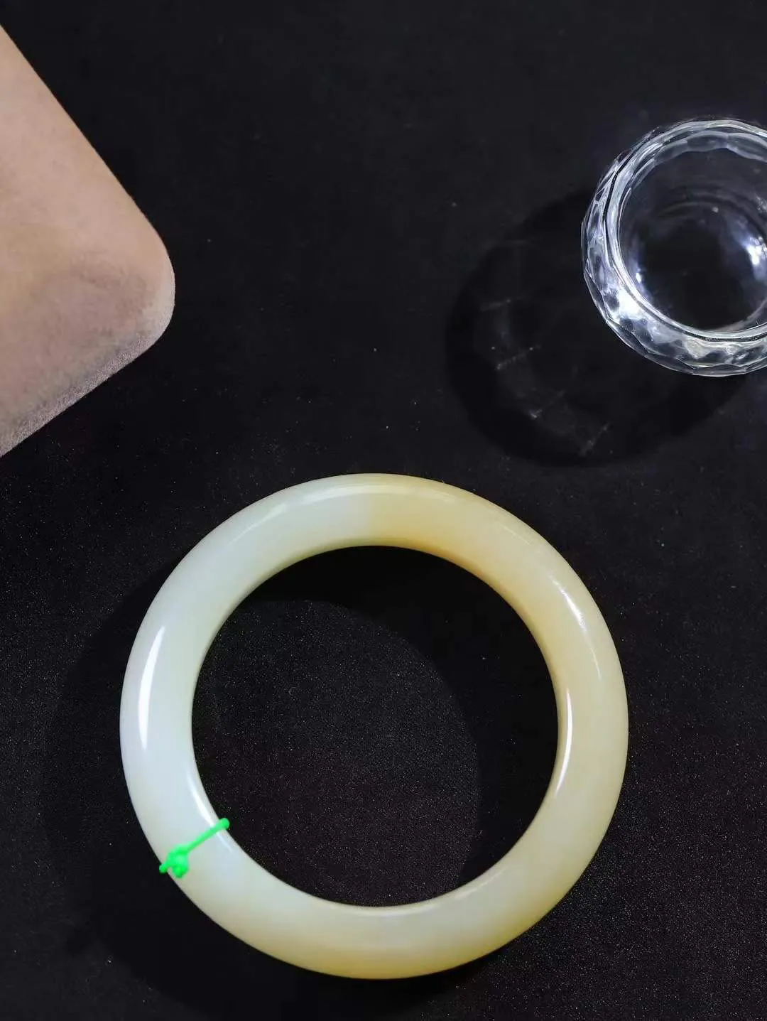 【暖玉生香·手镯】

精品和田玉糖白玉手镯，质地油润细腻，色泽高贵典雅，镯型古朴典雅。在诗情画意的雨巷相遇，你是我腕间的一抹风情，有你眸有深情，清风荡漾湖间静水，我愿俯身低眉，在烟波涟漪处，寻你深情倩影。内径53.5mm尺寸12.7-10.3mm重64.3克  691151251T