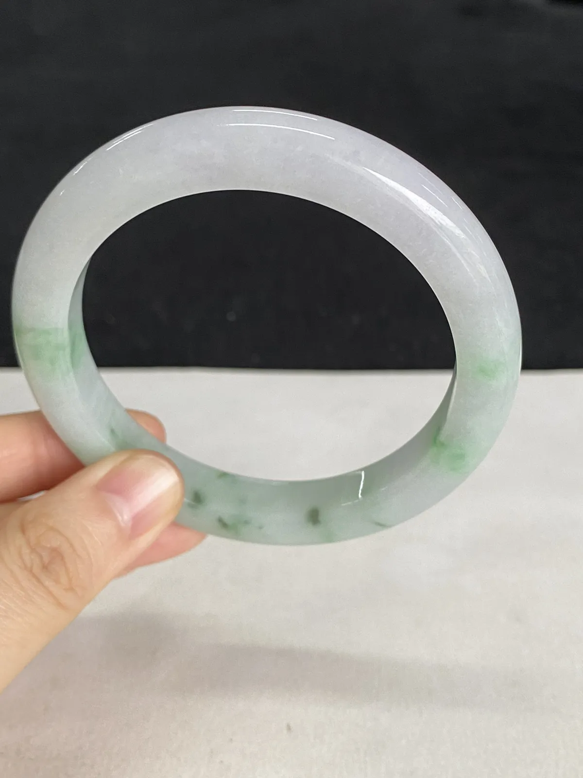 正圈57.3圈口，翡翠糯化种飘绿手镯