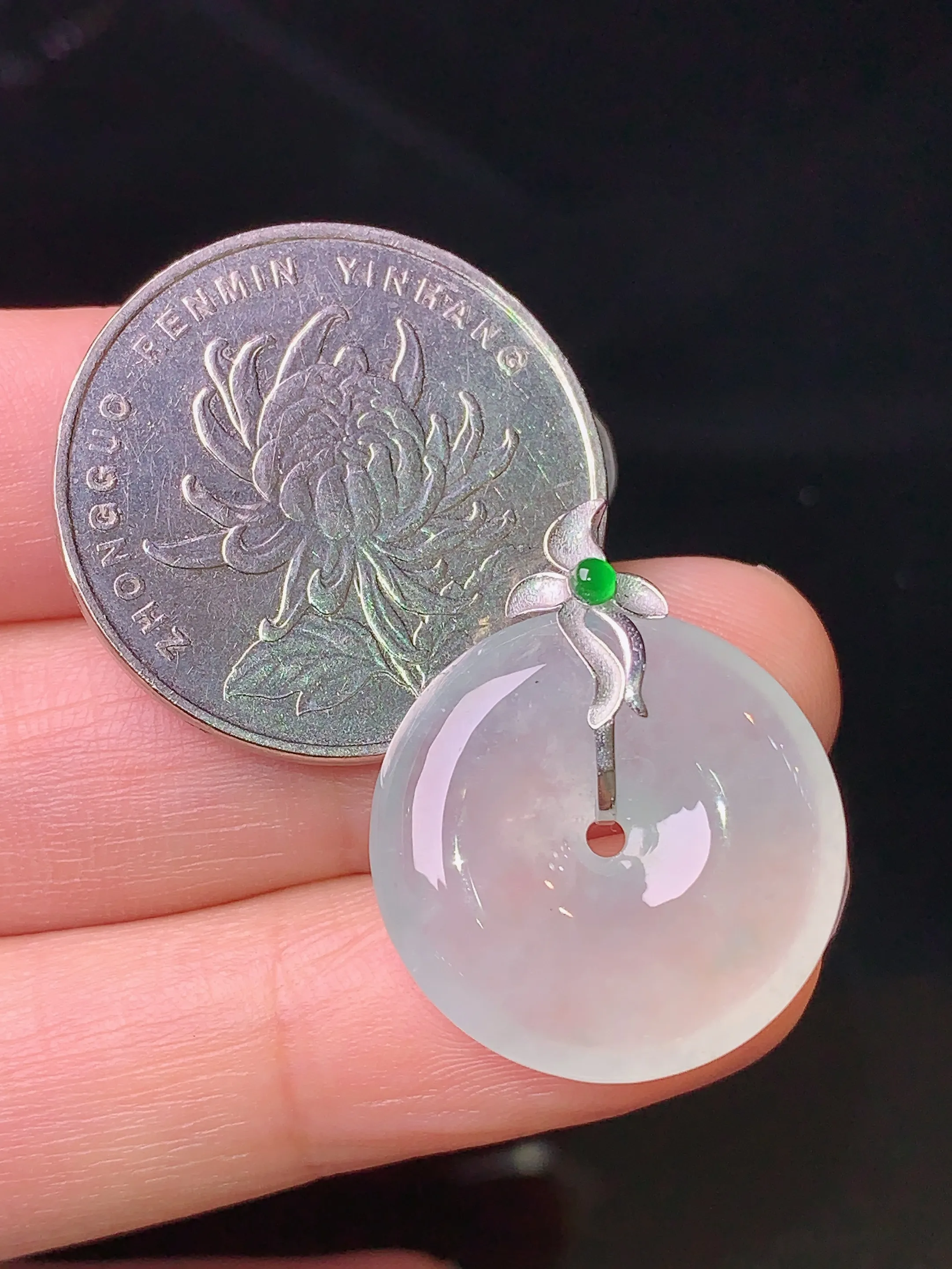 18k金镶嵌冰种平安扣吊坠 玉质细腻 色泽清新艳丽 整体尺寸24.8*20.2*5