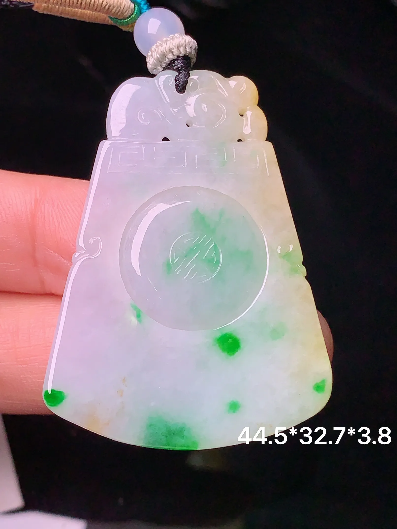 飘黄绿福在眼前吊坠 玉质细腻 色泽清新艳丽 整体尺寸44.5*32.7*3.8