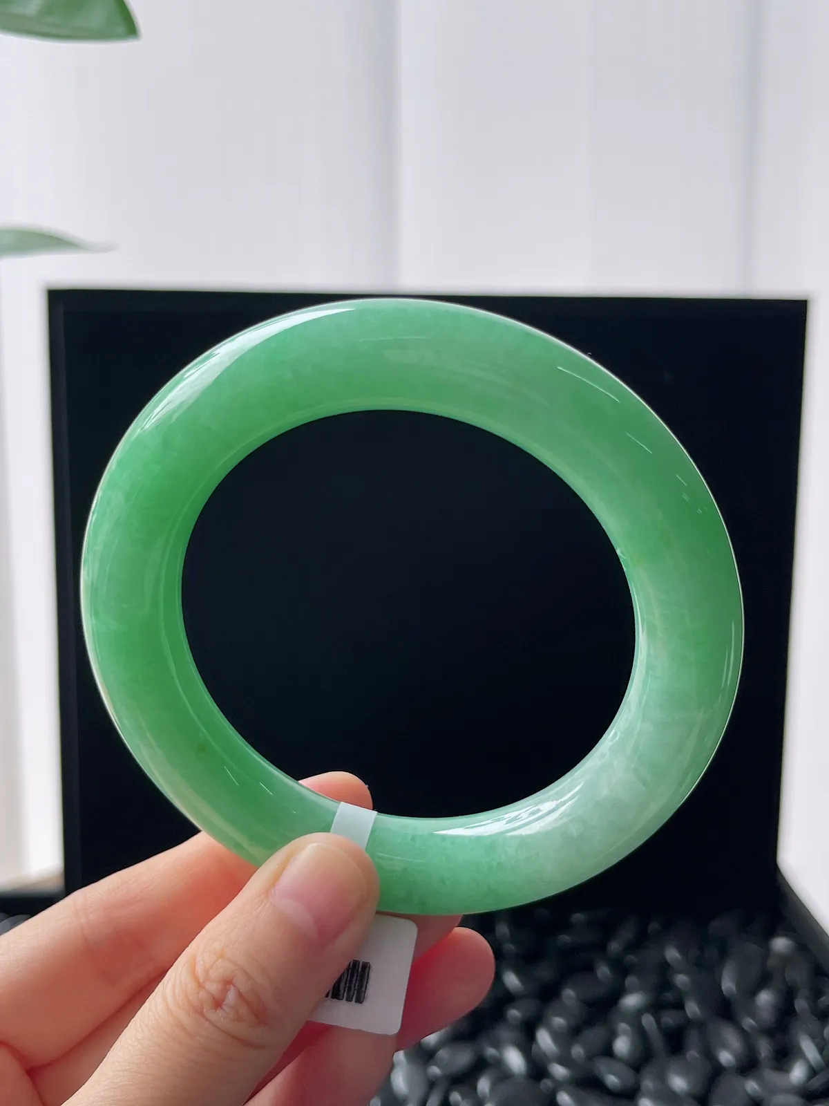 圆镯58.5圈口，翡翠糯化种浅绿色手镯