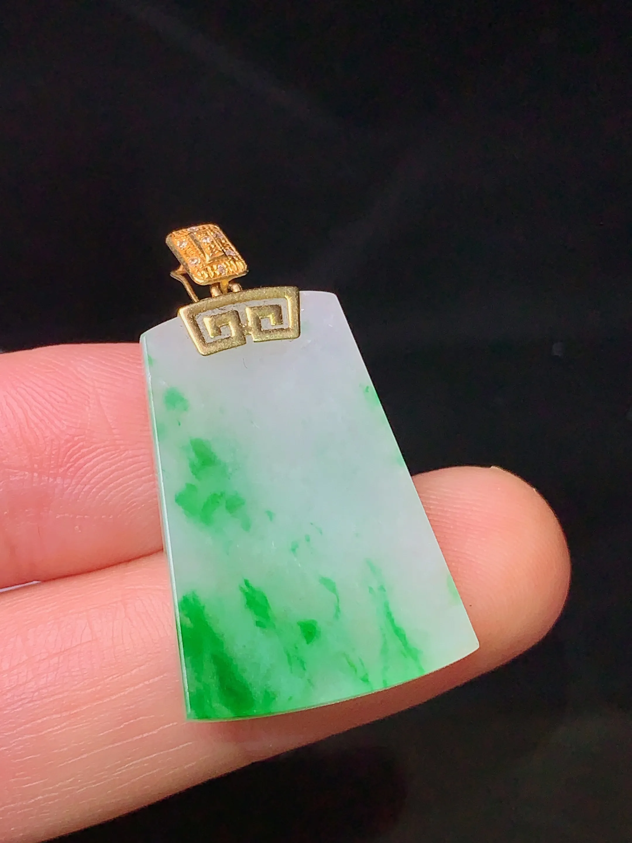 18k金钻镶嵌飘绿无事牌吊坠 玉质细腻 色泽艳丽 整体尺寸31.3*17.6*2.8