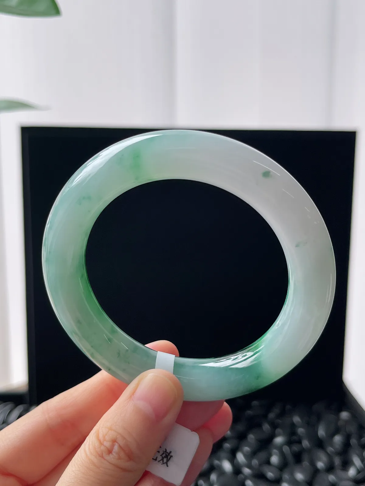 圆镯55.3圈口，翡翠糯化种淡绿色手镯