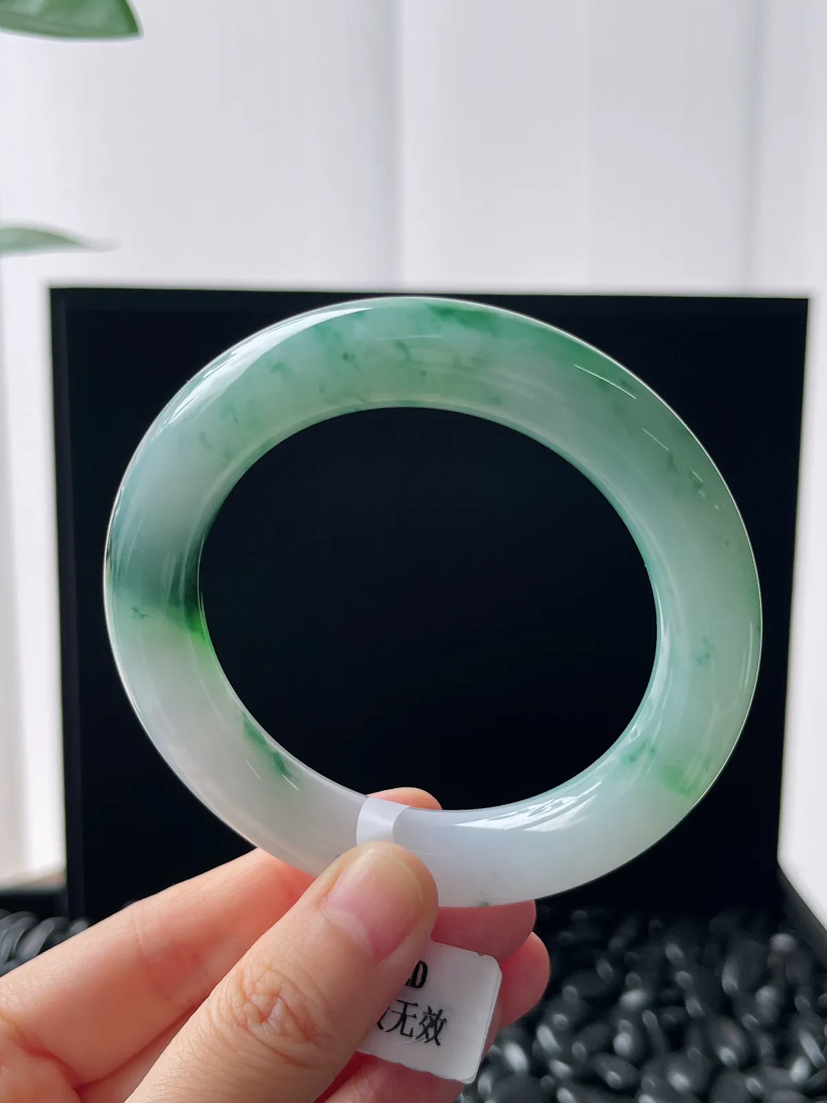 圆镯55.3圈口，翡翠糯化种淡绿色手镯