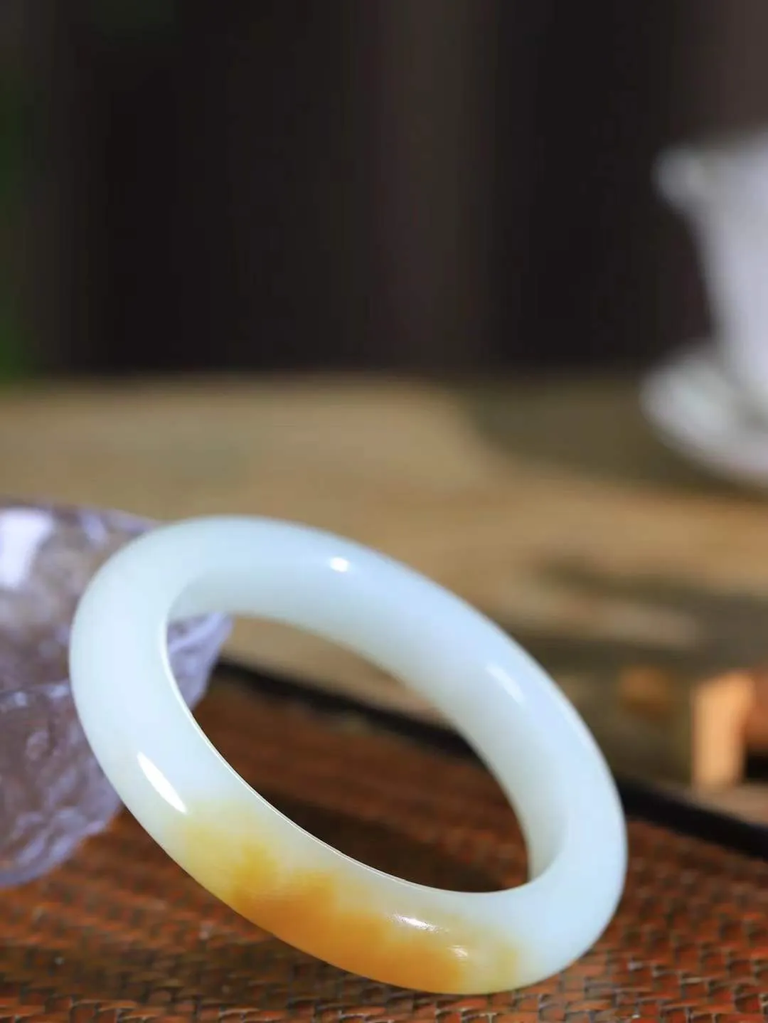 （柔情似水.手镯）

精品和田玉糖白玉手镯，玉质温润细腻，镯型饱满圆润，优雅知性，姽婳于幽静兮，又婆娑乎人间，经典款型，古朴典雅。极具灵性，腕间风情，风姿卓越。 
重68.2克   尺寸57-12.9-10.2mm    FDL-361101126