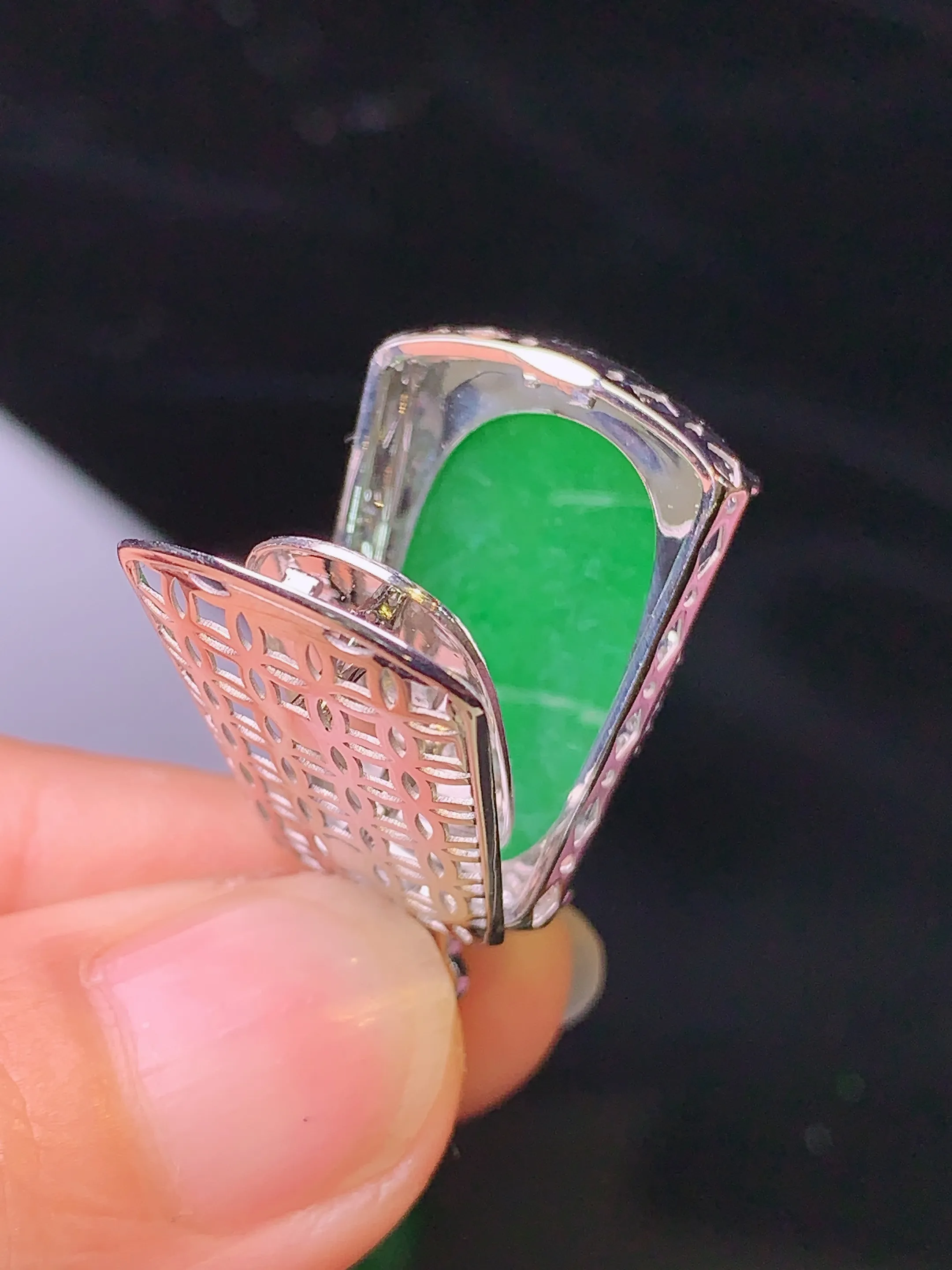 18k金钻镶嵌翠绿无事牌吊坠 玉质细腻 色泽清新艳丽 整体尺寸28.8*16*6.6