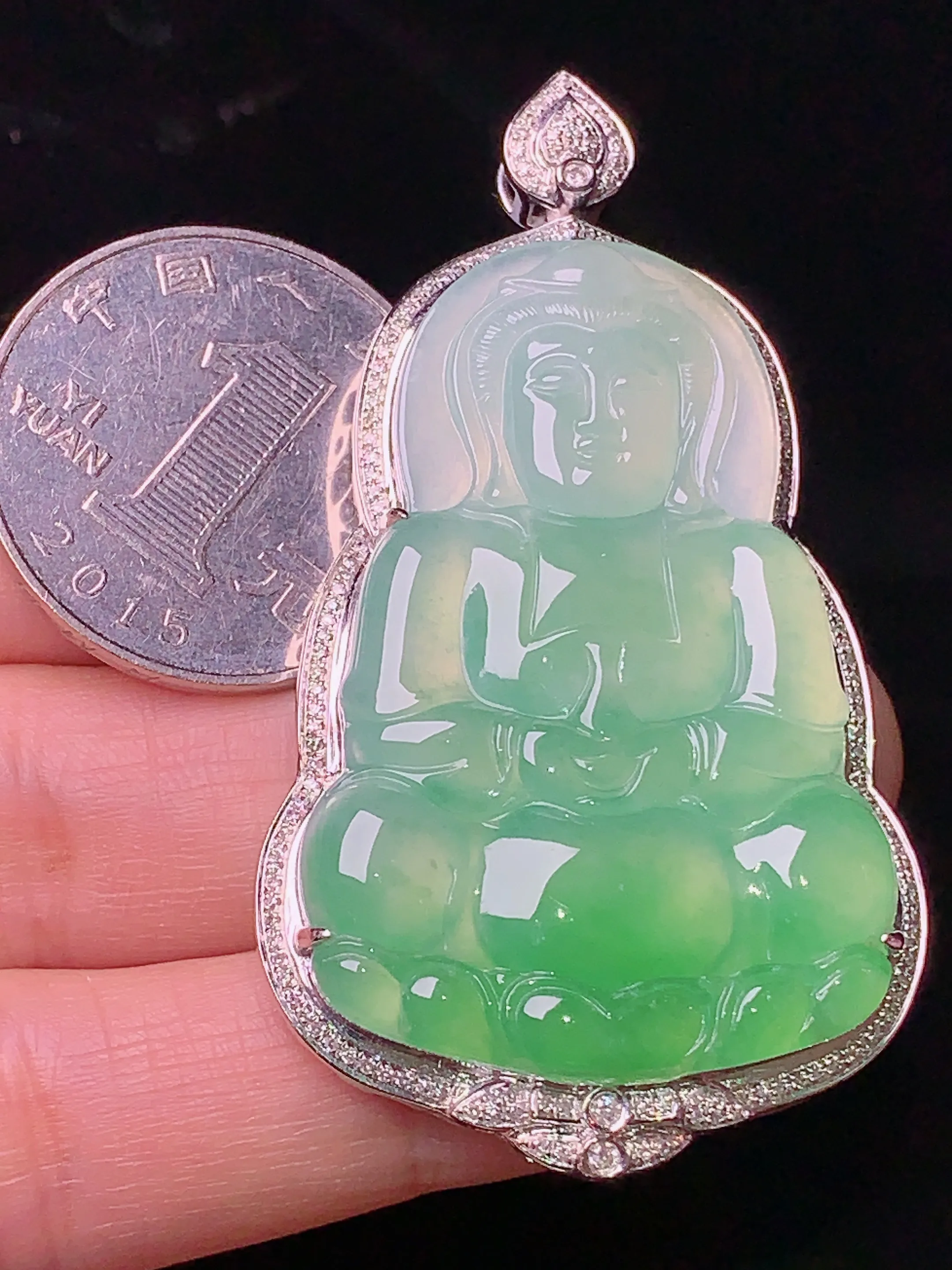 18k金钻镶嵌翠绿观音吊坠 玉质细腻 色泽清新艳丽 整体尺寸57.7*32.5*8.8