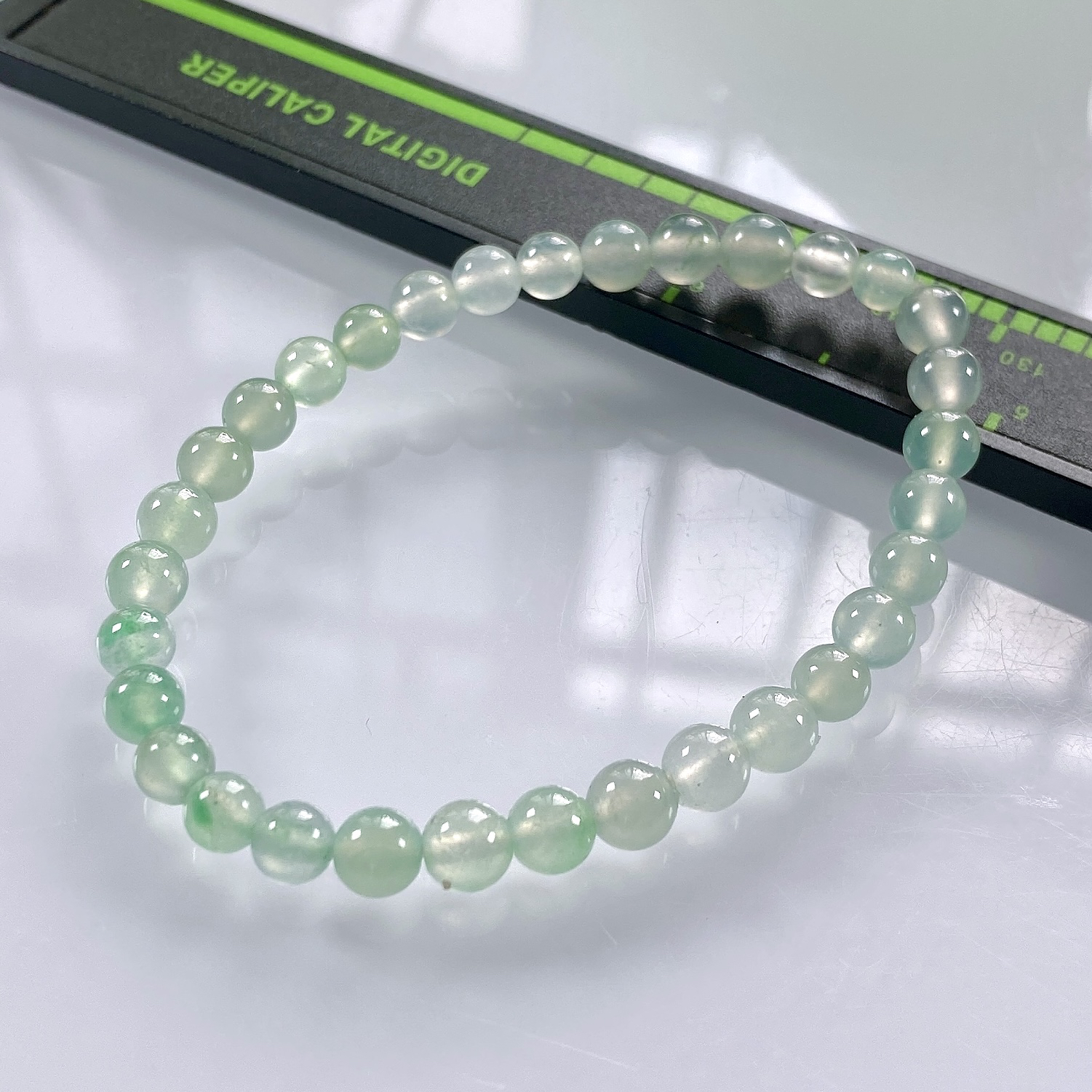 缅甸天然翡翠A货，卡5.2高冰种起光起胶圆珠手串手链，尺寸：5.2mm/32颗，重量：7.63g