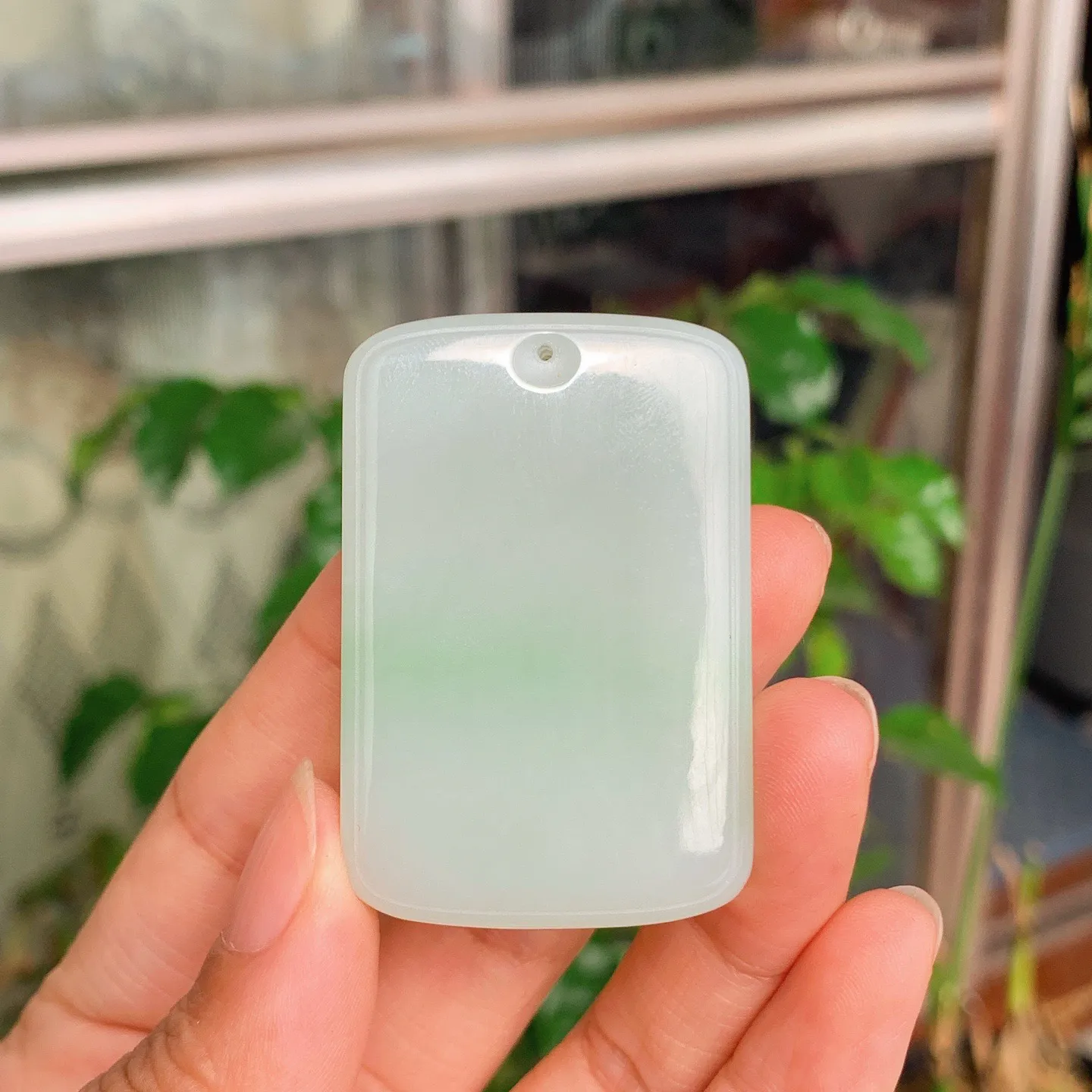 新疆和田玉翠青平安无事牌挂件。尺寸50/33/9重40克。玉质细腻油润。手推出油。佩戴高端典雅。lt251112