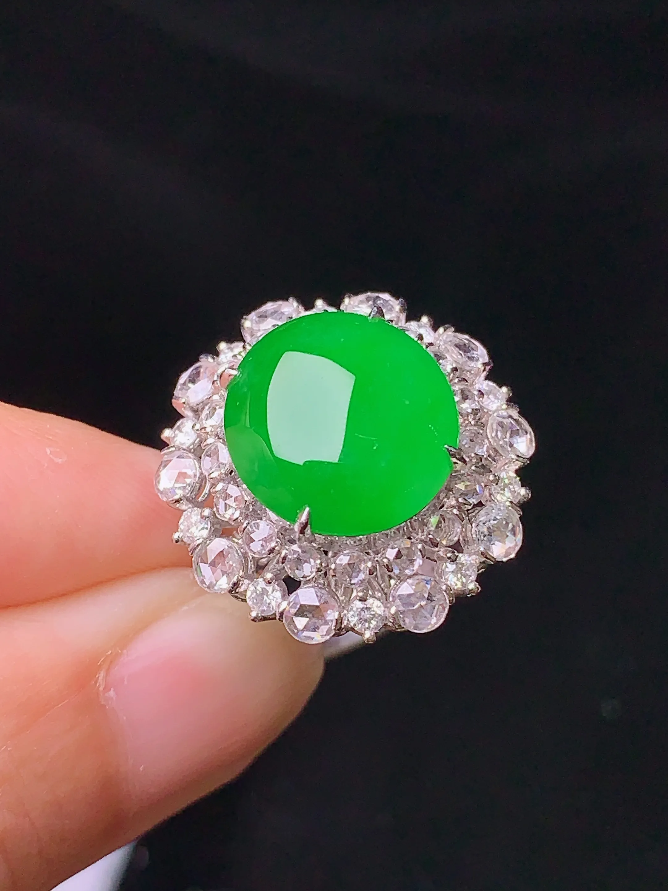 18k金钻镶嵌冰种蛋面戒指 玉质细腻 色泽清新艳丽 圈口14.5 整体尺寸19.5*18.6*13