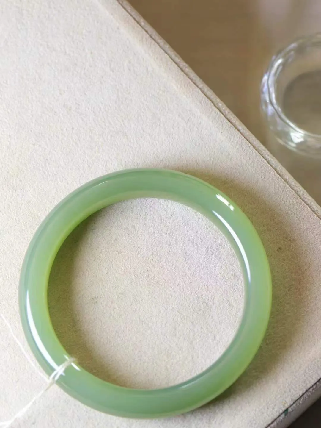 【温润于心.手镯】

精品和田玉晴水手镯，如晴水般清澈，似晴空般纯净。每一缕纹理都诉说着大自然的馈赠，温润细腻，触手生温。佩戴它，仿佛将一片宁静的晴水湖戴在腕间，优雅从容，气质非凡。重45克  尺寸56-11.5-8.3mm  891151153T