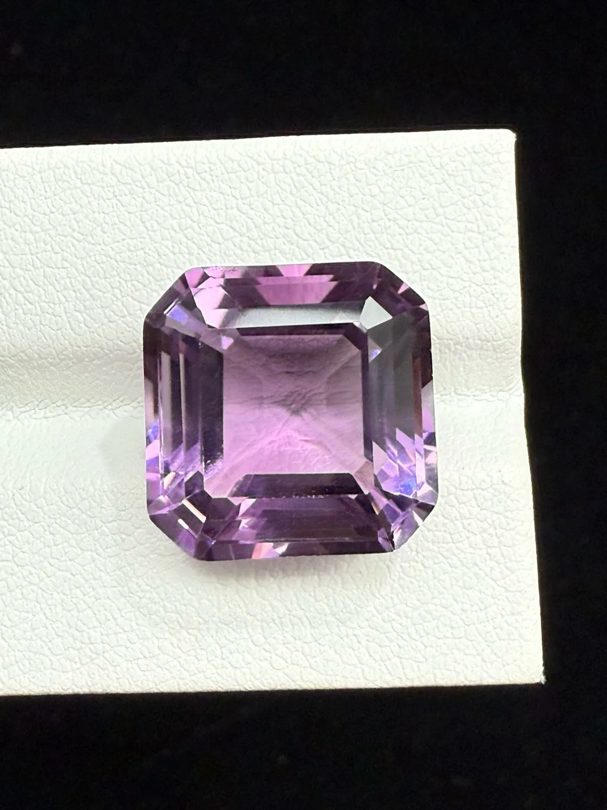 16.01ct天然紫水晶裸石，尺寸15*14.8*10.1mm，颜色美艳 ，晶体通透，火彩足