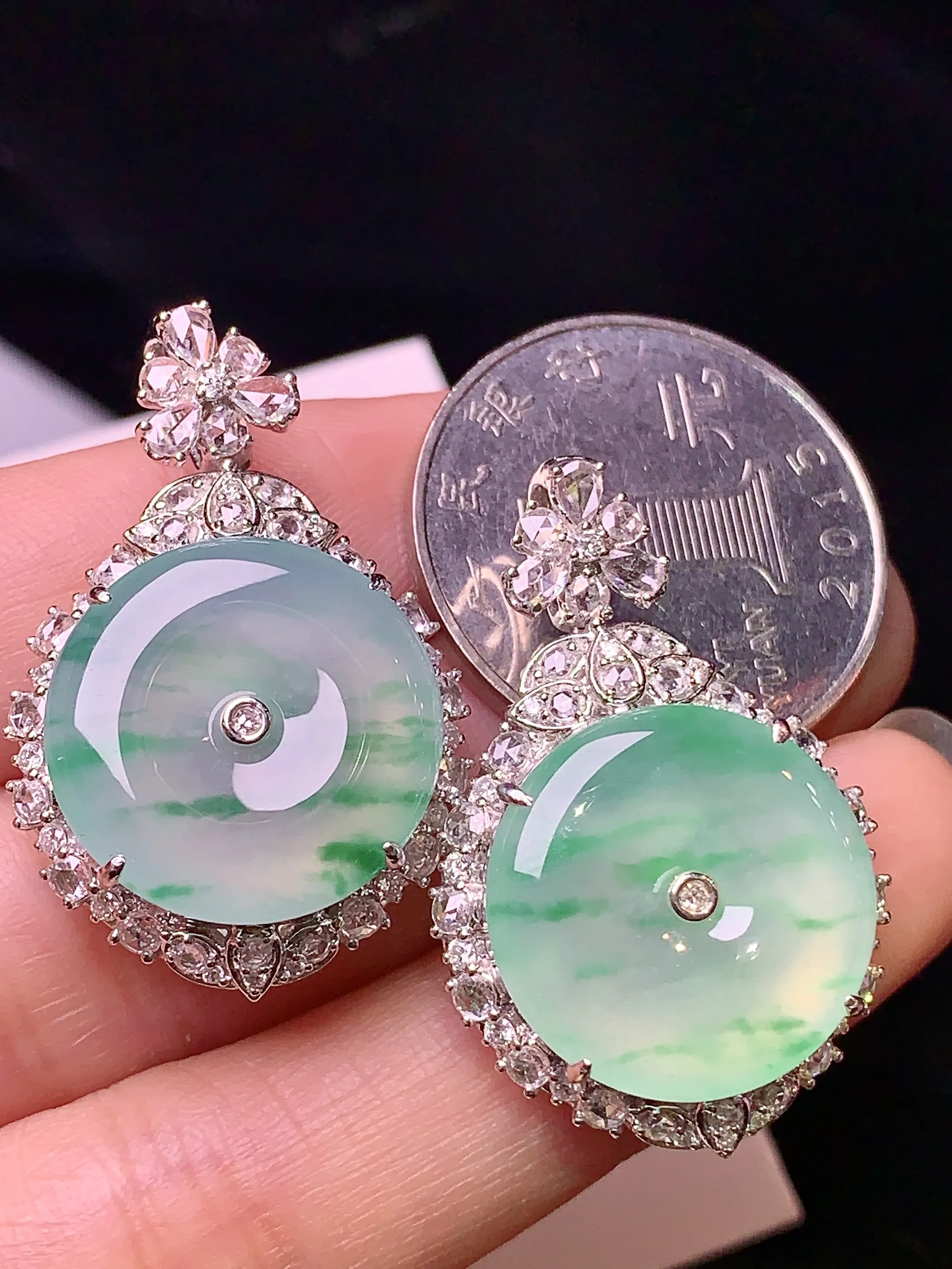 18k金钻镶嵌冰种飘绿平安扣耳坠吊坠两用款 玉质细腻 色泽清新艳丽 整体尺寸48.8*21.5*10.5