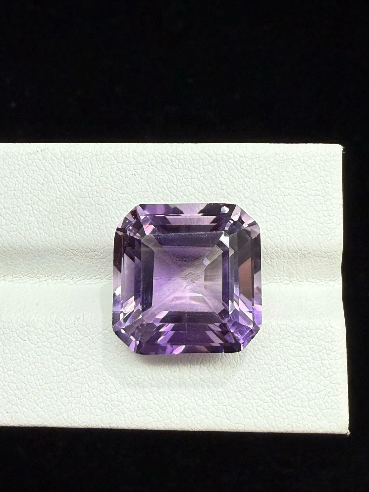 15.7ct天然紫水晶裸石，尺寸15*14.9*10.1mm，颜色美艳 ，晶体通透，火彩足