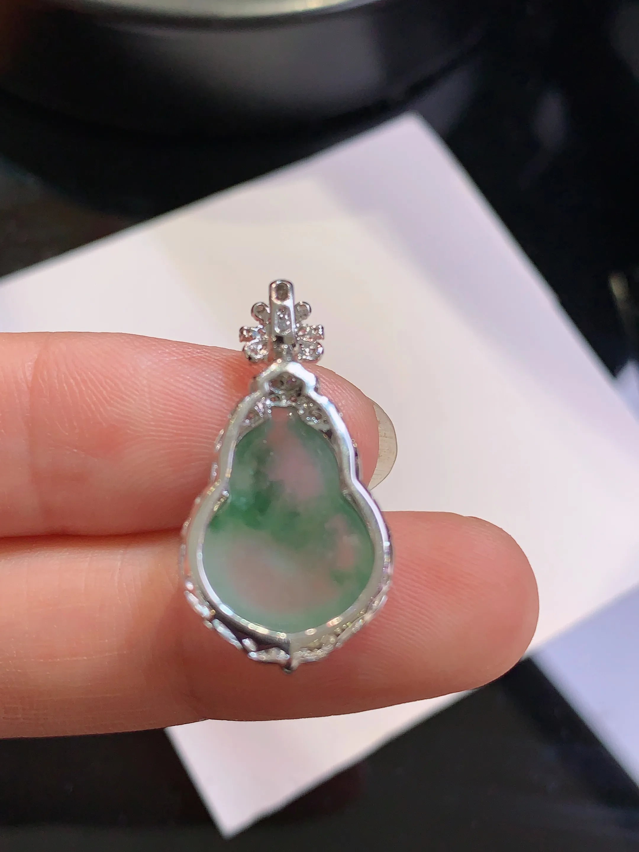 18k金钻镶嵌冰种飘绿葫芦吊坠 玉质细腻 色泽清新艳丽 整体尺寸26*13.3*7.7