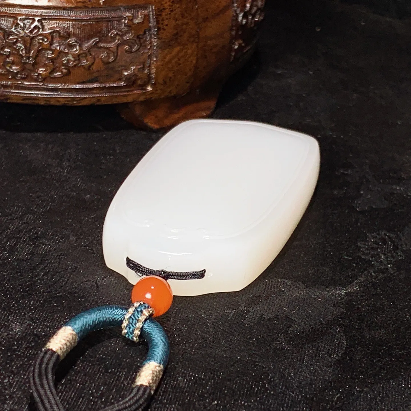 新疆和田玉羊脂白平安无事牌挂件。尺寸64/34/11重62.5克。玉质细腻油润。无裂无杂无结构。手推出油。佩戴高端典雅。lt251112