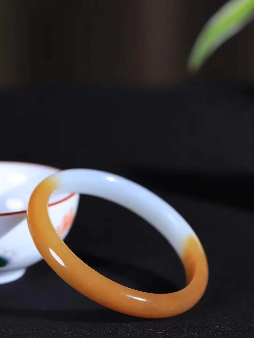 【暖玉生香·手镯】

精品和田玉糖白玉手镯，质地油润细腻，色泽高贵典雅，镯型古朴典雅。在诗情画意的雨巷相遇，你是我腕间的一抹风情，有你眸有深情，清风荡漾湖间静水，我愿俯身低眉，在烟波涟漪处，寻你深情倩影。内径51.5mm尺寸8.5-5.6mm重20.8克fDL-181171100