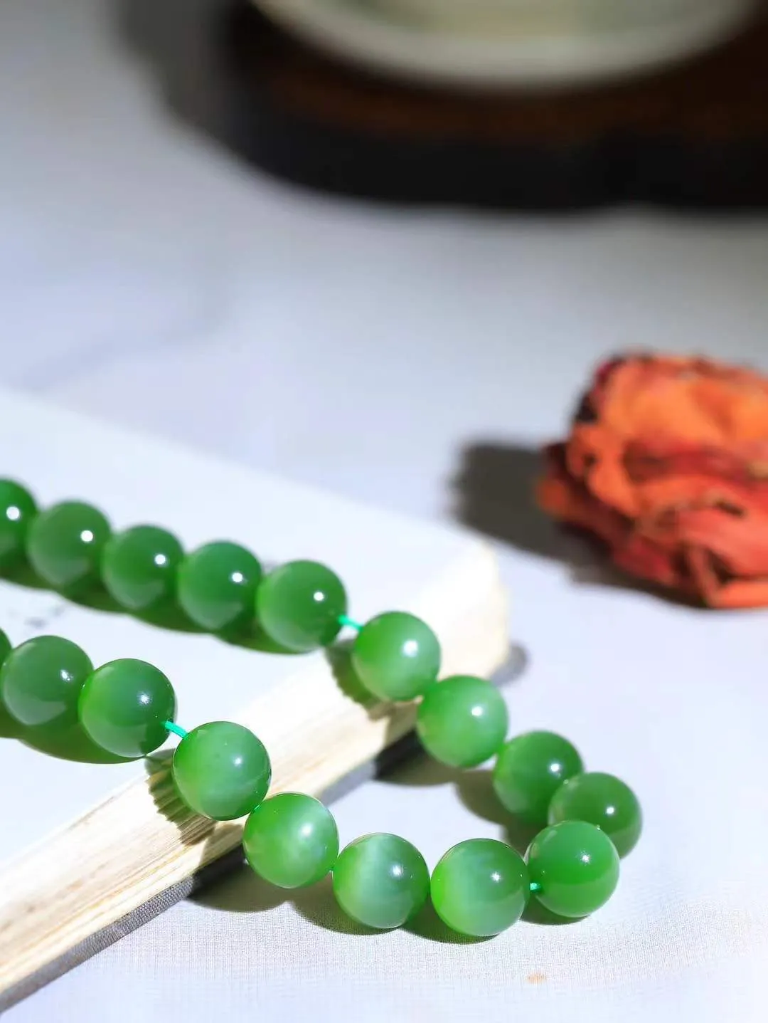 【珠圆玉润.项链】

收藏传家级臻品️和田玉碧玉猫眼珠圆玉润项链 玉质温润细腻  整串打磨圆润，佩戴舒适。珠珠落玉盘，间关莺语花底滑，一生美好时光，无论身在何处，都有它相伴相守。事事顺遂，幸福美满，吉祥如意。重107.5克 尺寸取一11.7mm  791101378A