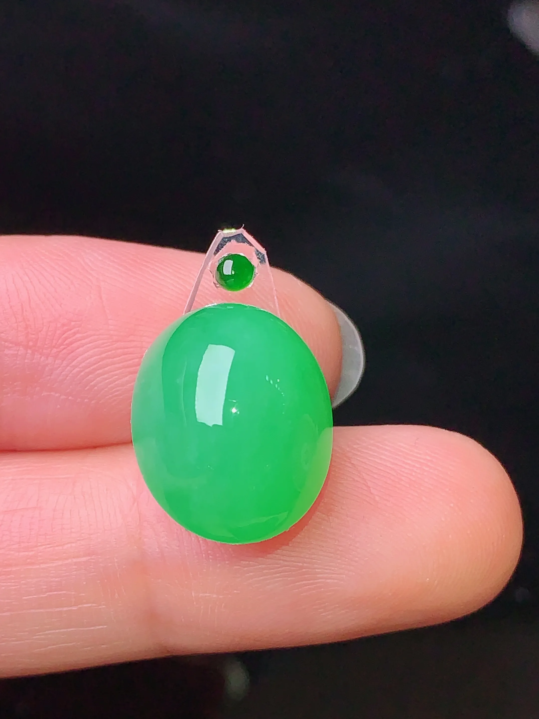 镶嵌款 翠绿蛋面吊坠 玉质细腻 色泽清新艳丽 整体尺寸15*12.5*8.5