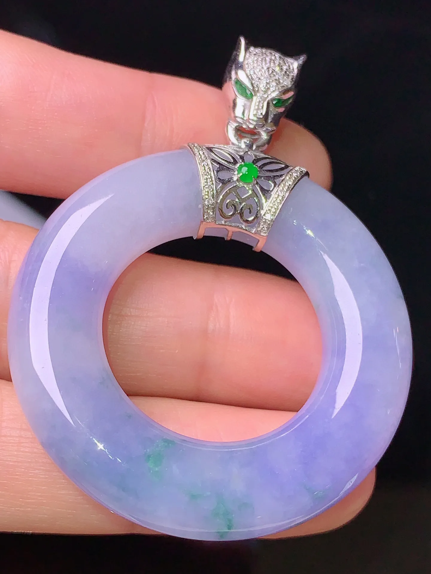 18k金钻镶嵌紫罗兰平安环吊坠 玉质细腻 色泽清新艳丽 整体尺寸52*40*8.2