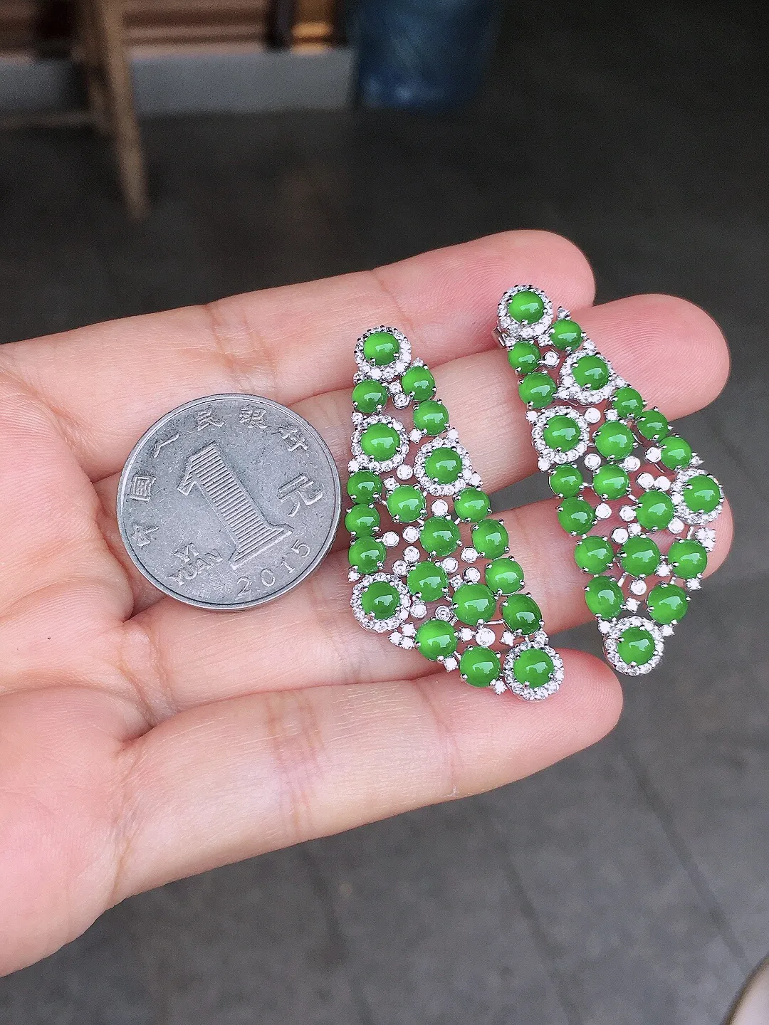 阳绿蛋面耳坠，色泽均匀艳丽，玉质细腻，荧光感超
强，饱满圆润，尽显优雅气质，18k
金豪华镶嵌