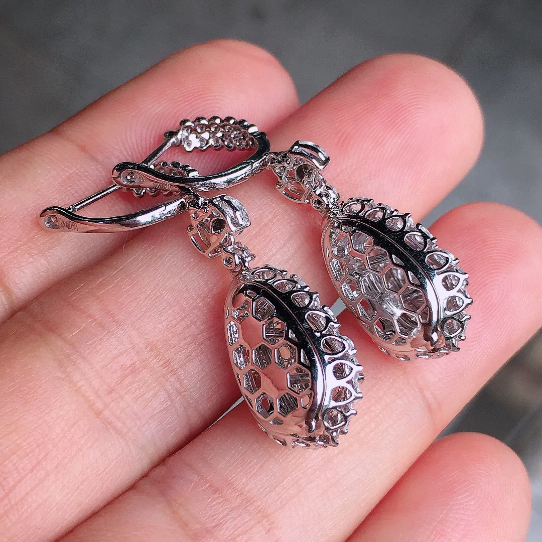 冰种福豆耳坠，玉质细腻，荧光感超
强，饱满圆润，尽显优雅气质，18k
金豪华镶嵌