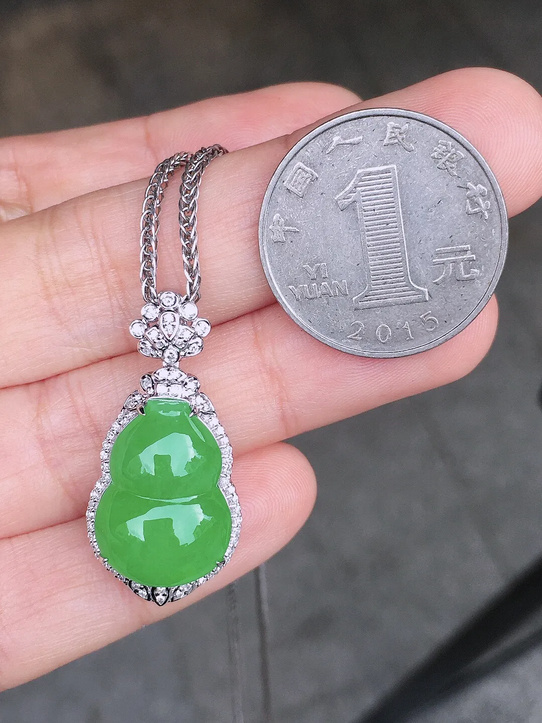 阳绿葫芦吊坠，色泽均匀艳丽，玉质细腻，荧光感超
强，饱满圆润，尽显优雅气质，18k
金豪华镶嵌