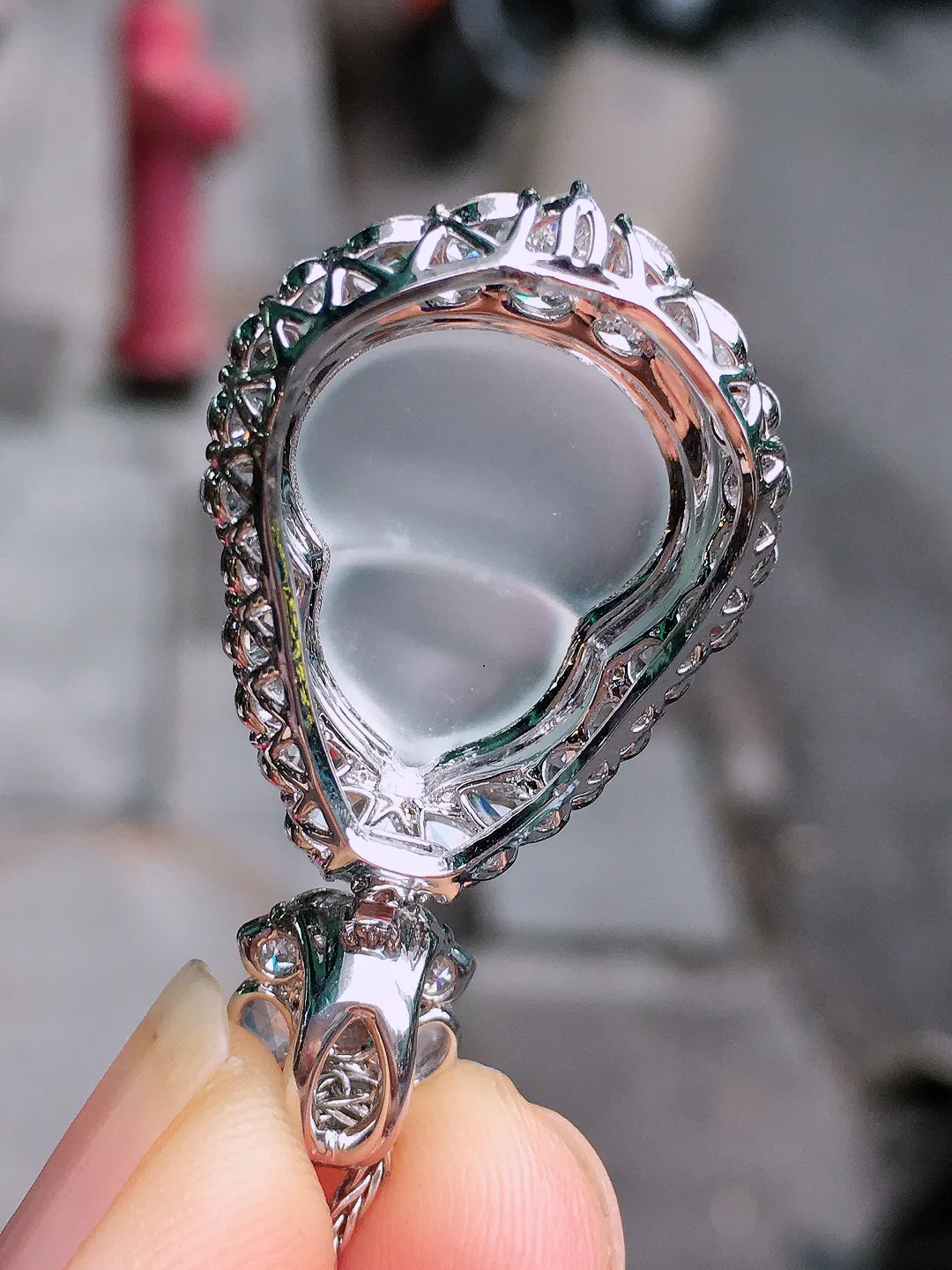 冰种大葫芦吊坠，玉质细腻，荧光感超
强，饱满圆润，尽显优雅气质，18k
金豪华镶嵌