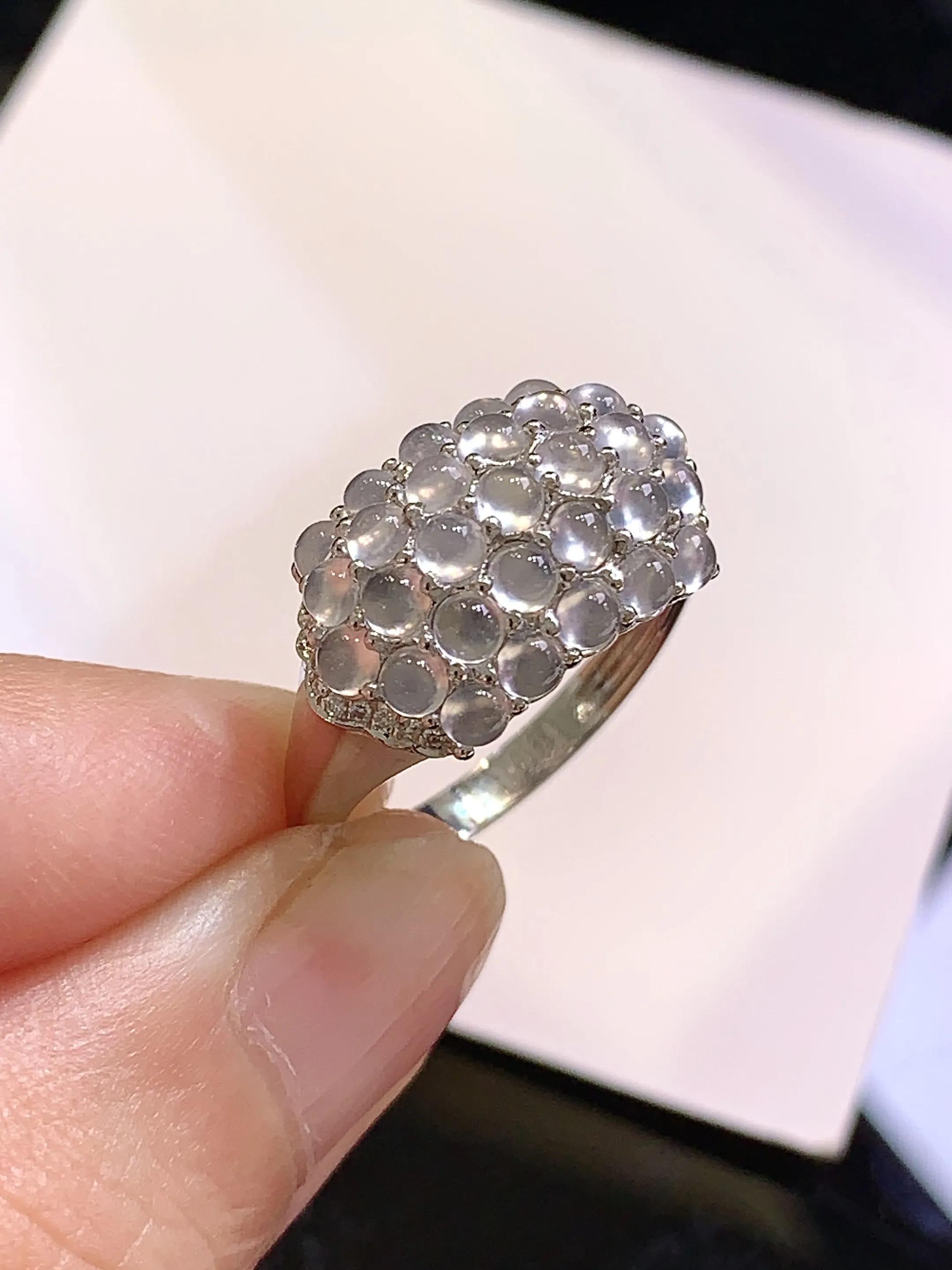 18k金钻镶嵌冰种蛋面组合戒指 玉质细腻 色泽清新艳丽 圈口14.5 整体尺寸16.8*10.6*5