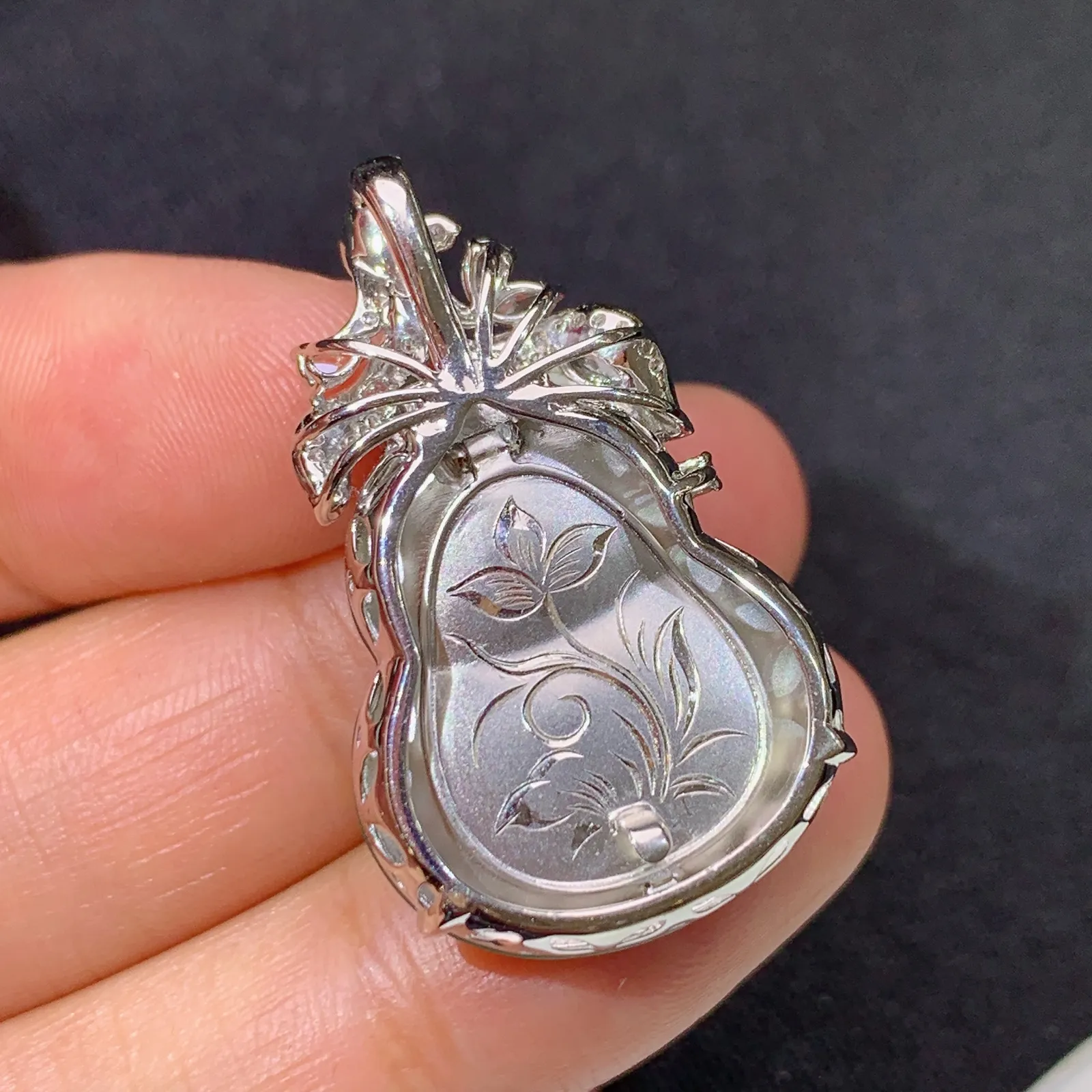 冰飘绿葫芦吊坠，18k金镶嵌，冰润饱满，玉质细腻，种水足 尺寸31.6*19.1*9.2