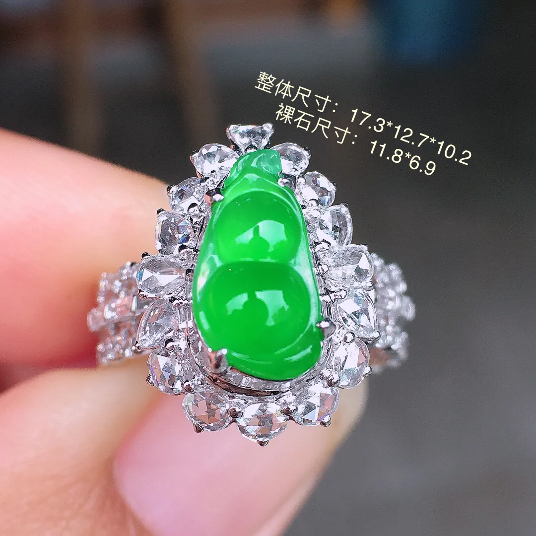 阳绿福豆戒指，色泽均匀艳丽，玉质细腻，荧光感超
强，饱满圆润，尽显优雅气质，18k
金豪华镶嵌