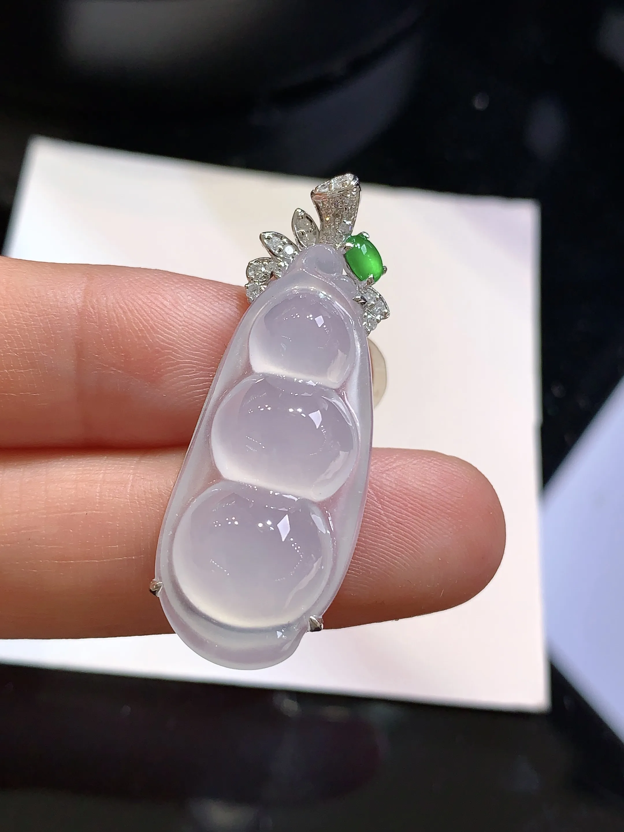 18k金钻镶嵌冰种四季豆吊坠 玉质细腻 色泽清新艳丽 整体尺寸37.3*13.6*6.8