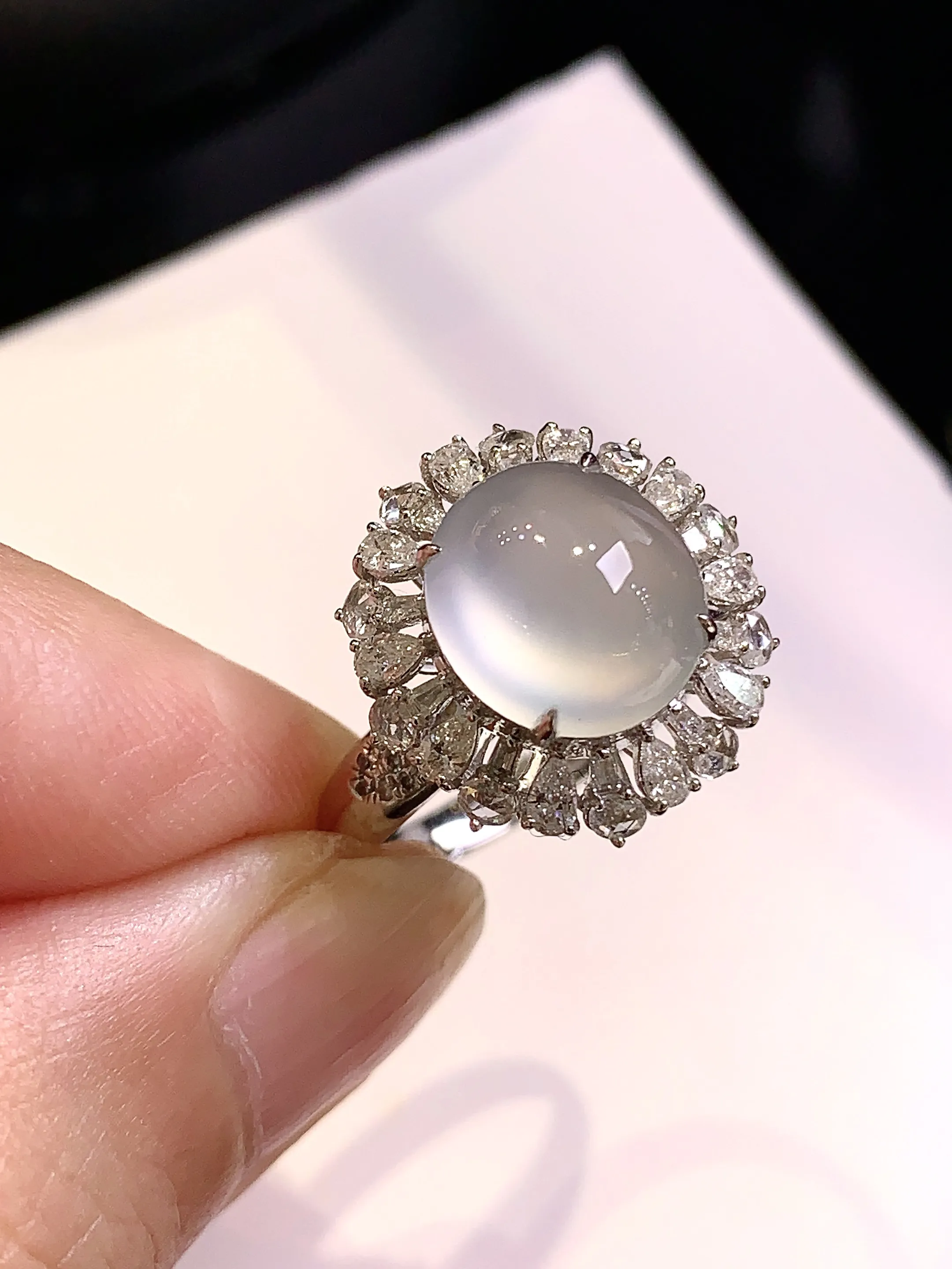 18k金钻镶嵌冰种蛋面戒指 玉质细腻 色泽清新艳丽 圈口14 整体尺寸15.6*14.8*10.7