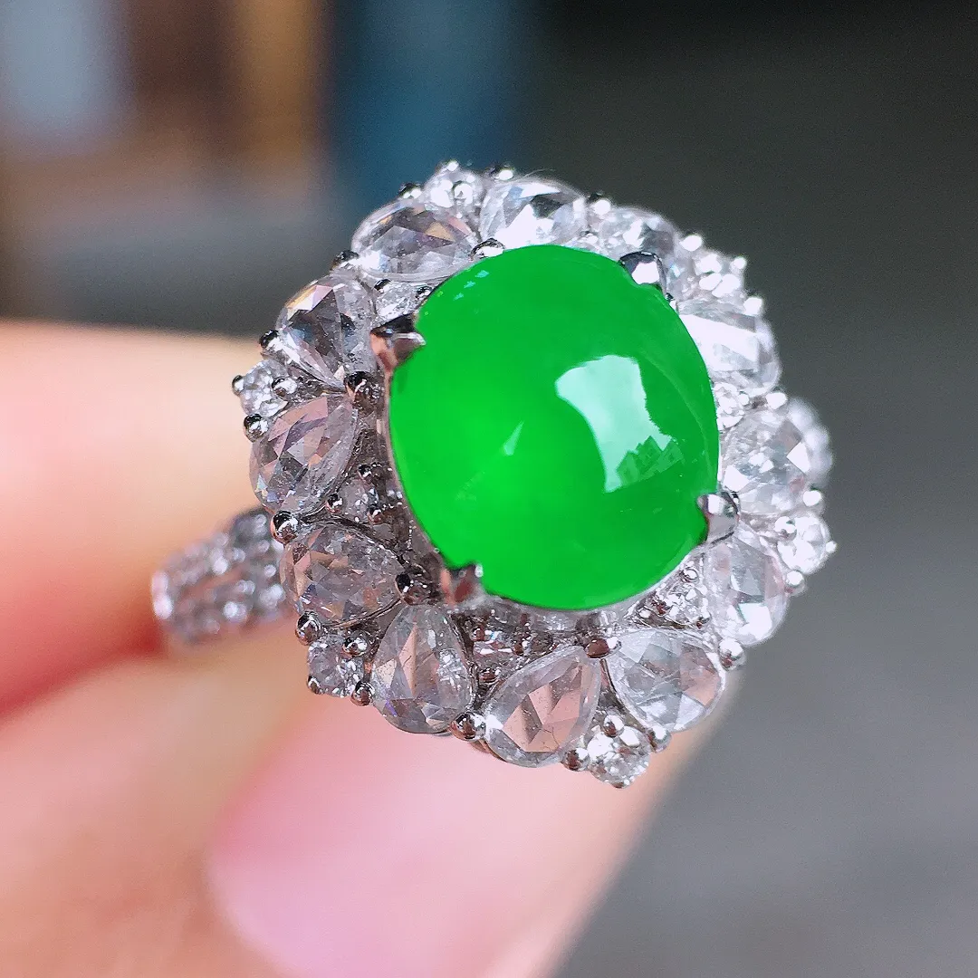 阳绿蛋面戒指/吊坠两用款，色泽均匀艳丽，玉质细腻，荧光感超
强，饱满圆润，尽显优雅气质，18k
金豪